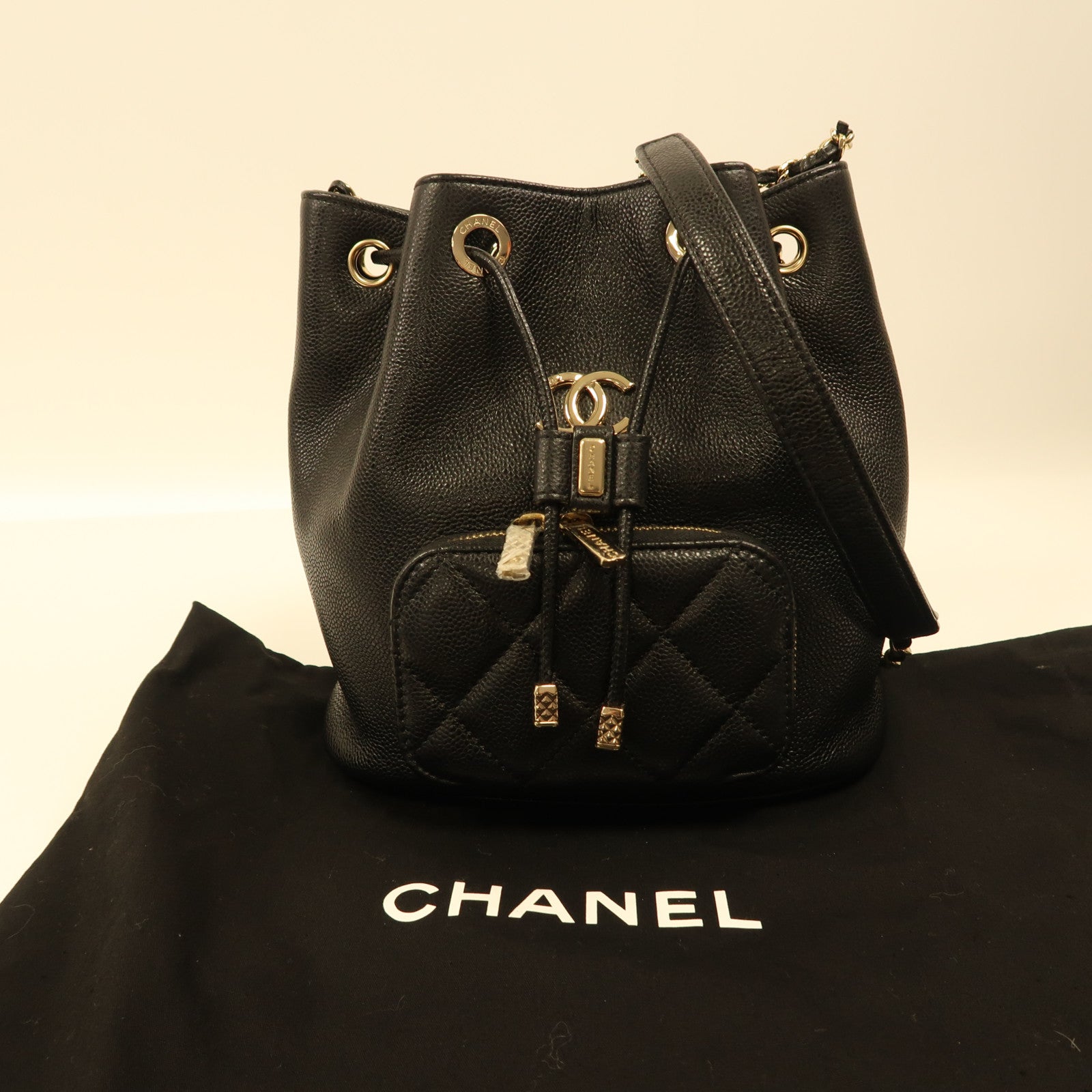 CHANEL 牛皮皮革Bucket Bag金扣肩背袋黑色
