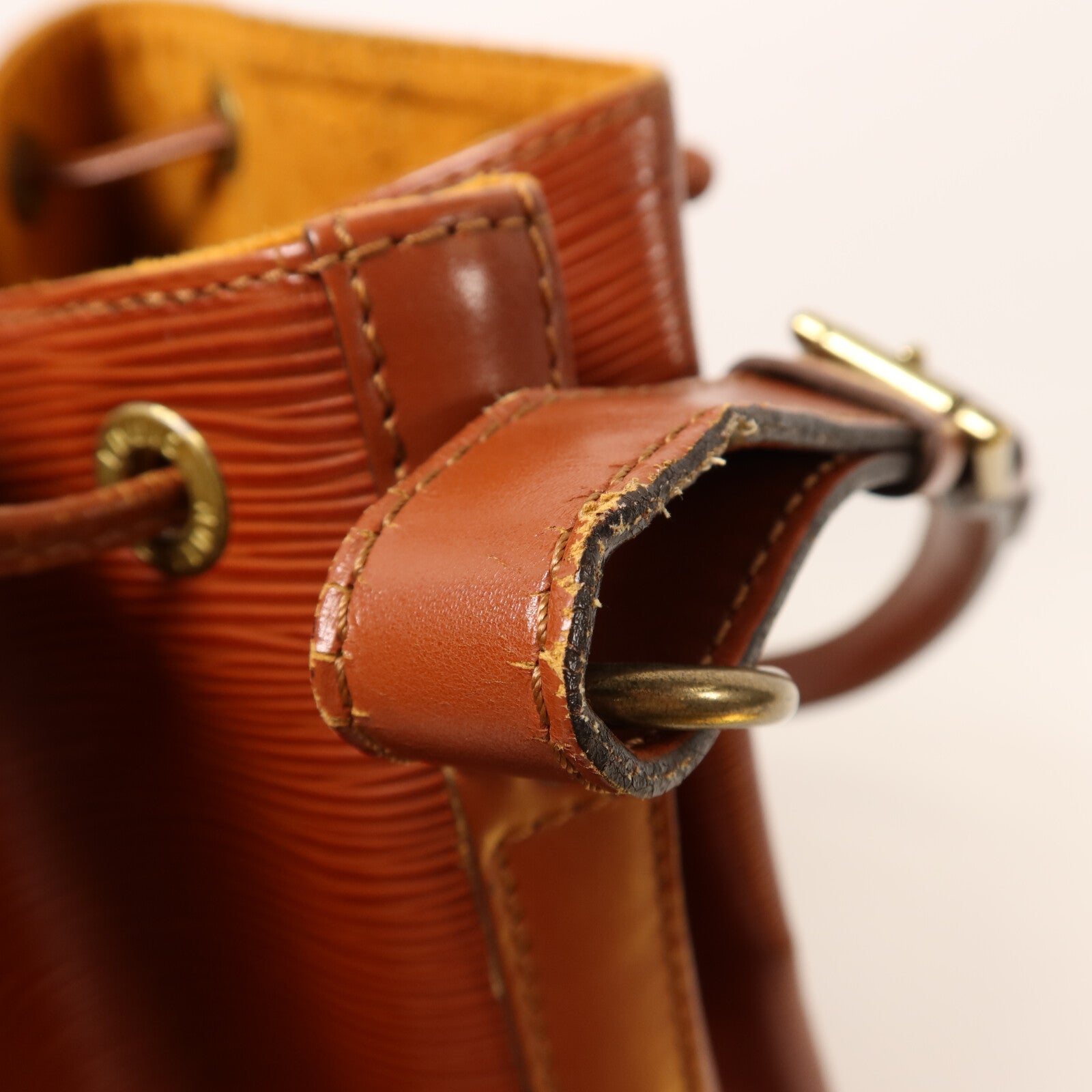 LOUIS VUITTON Epi Petit Noe金扣肩背袋