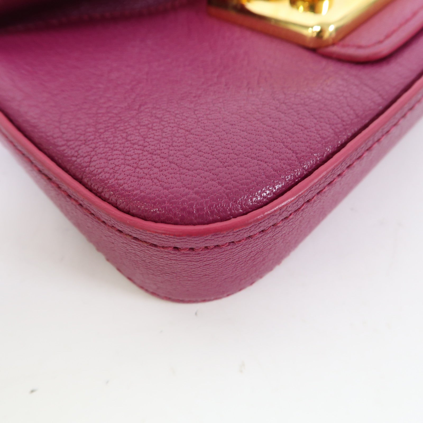 Miu Miu 牛皮皮革Clutch金扣手拿包紫紅色