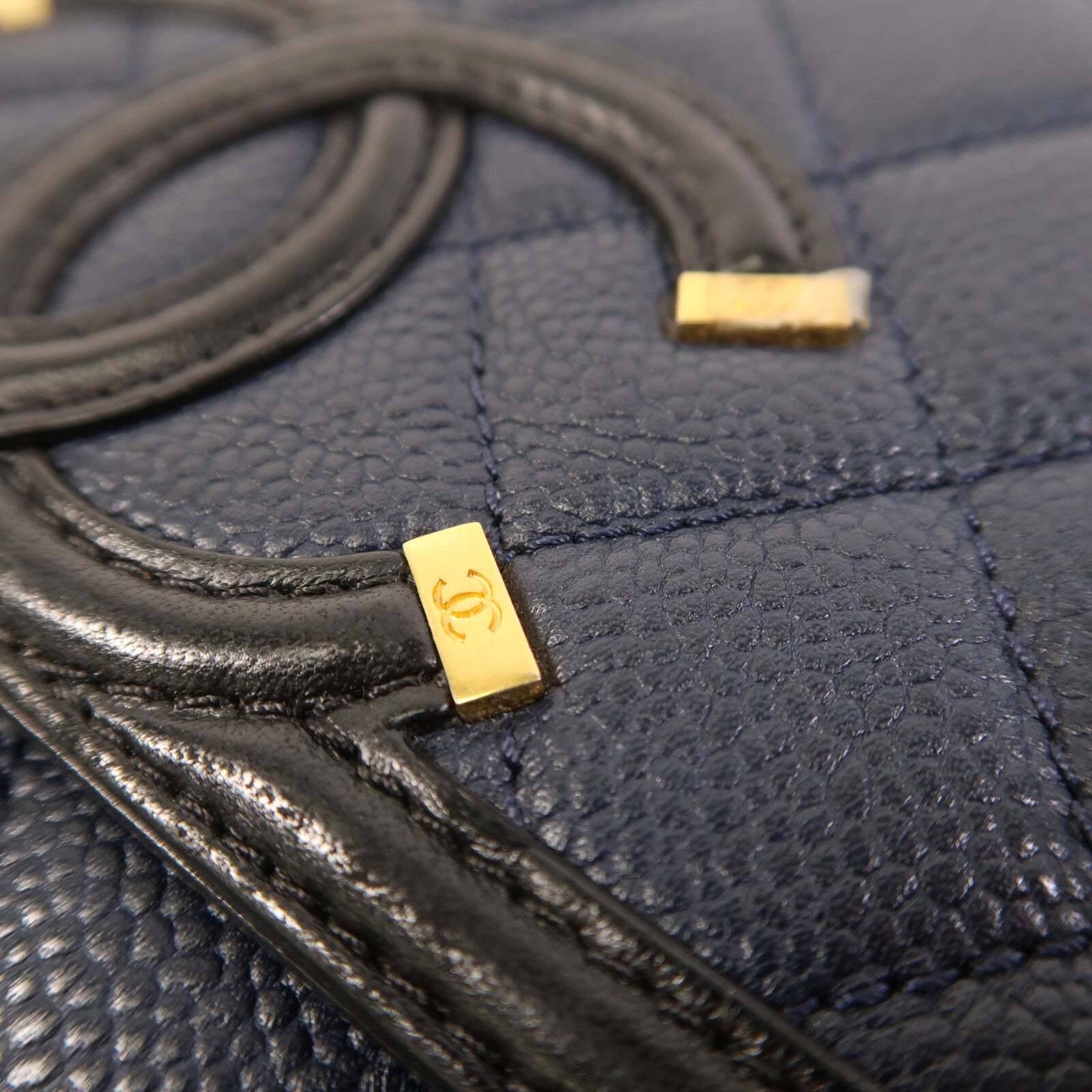 CHANEL 牛皮皮革Filigree Flap金扣鏈帶肩背袋