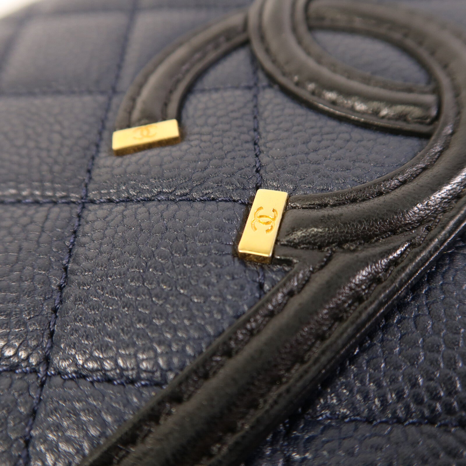 CHANEL 牛皮皮革Filigree Flap金扣鏈帶肩背袋