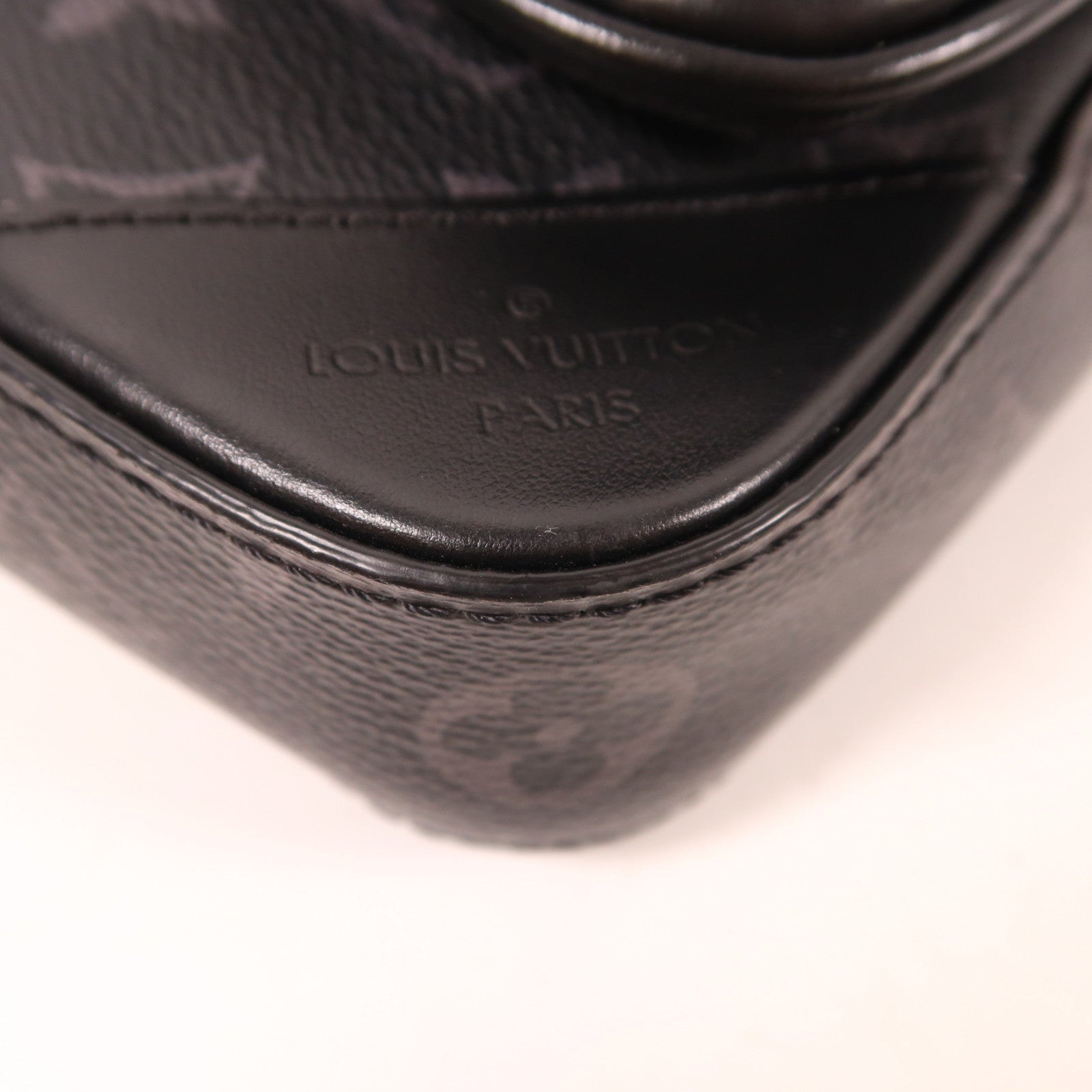 LOUIS VUITTON Monogram Eclipse Reverse Trio Messenger銀扣肩背袋灰色