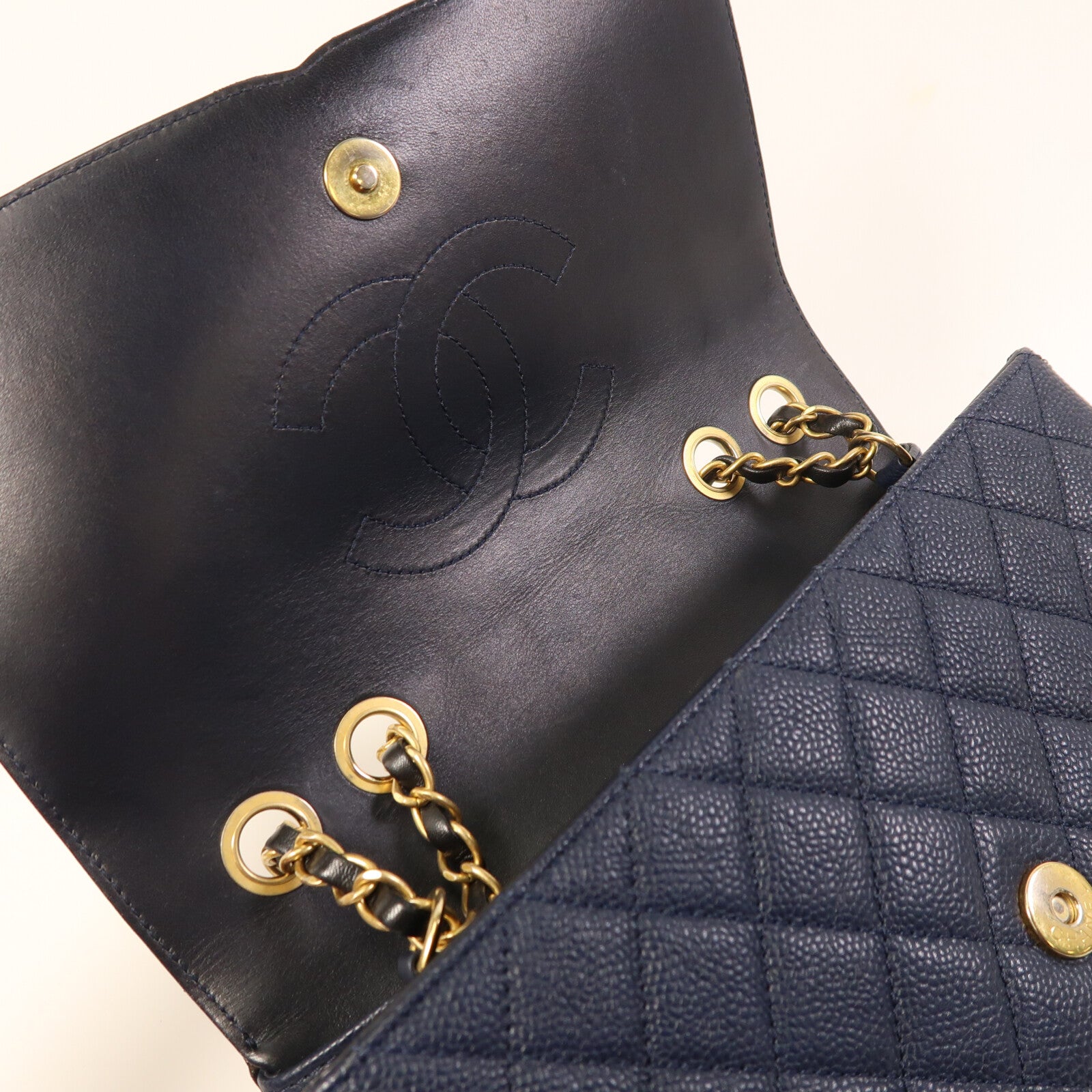 CHANEL 牛皮皮革Filigree Flap金扣鏈帶肩背袋