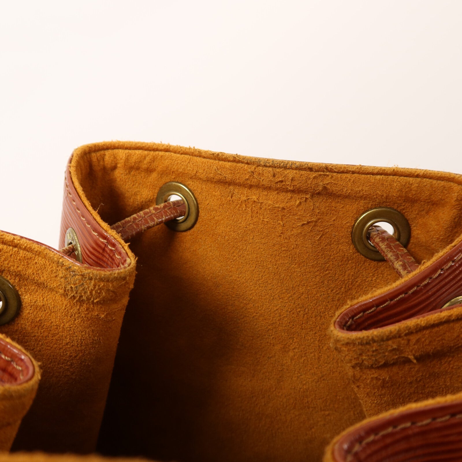 LOUIS VUITTON Epi Petit Noe金扣肩背袋