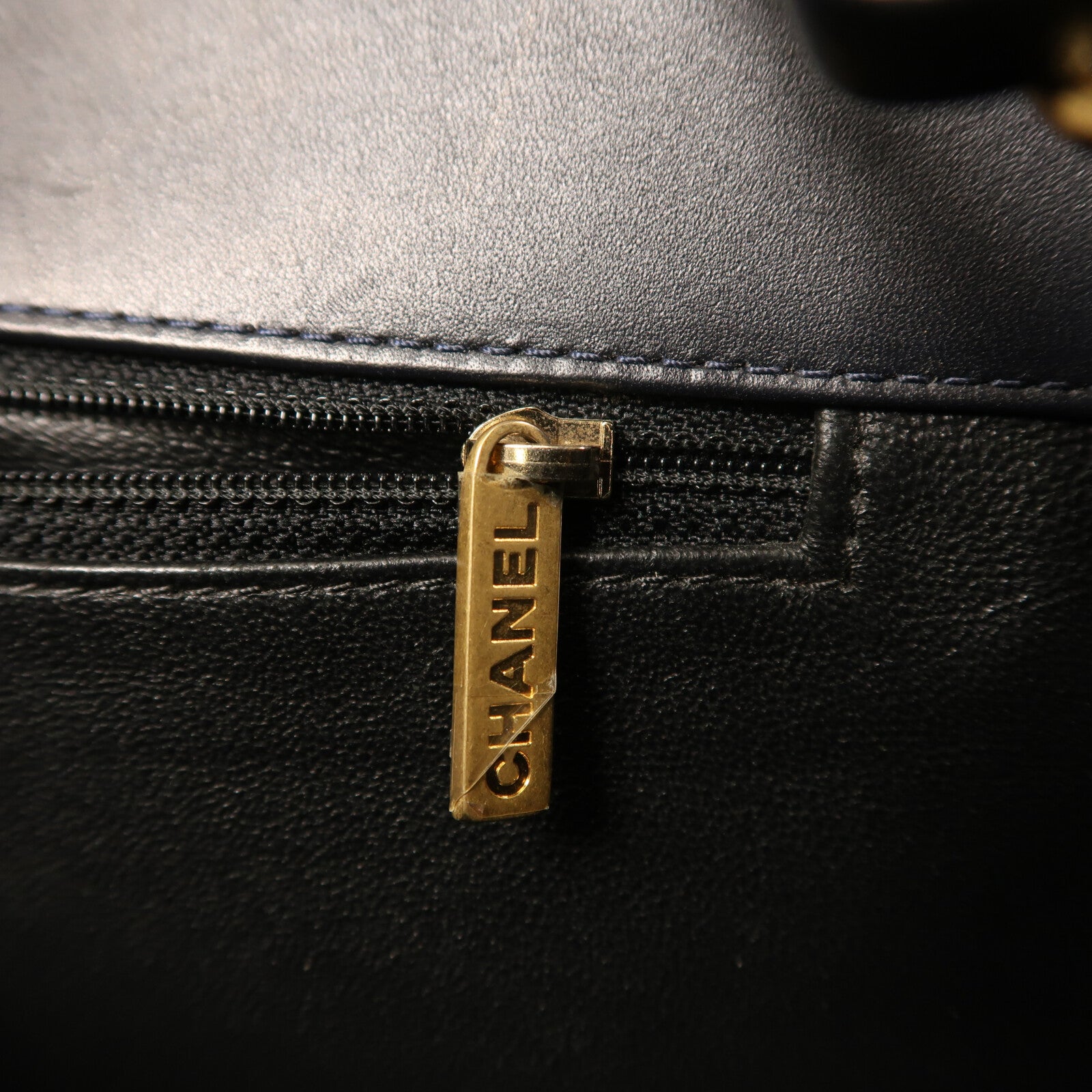 CHANEL 牛皮皮革Filigree Flap金扣鏈帶肩背袋