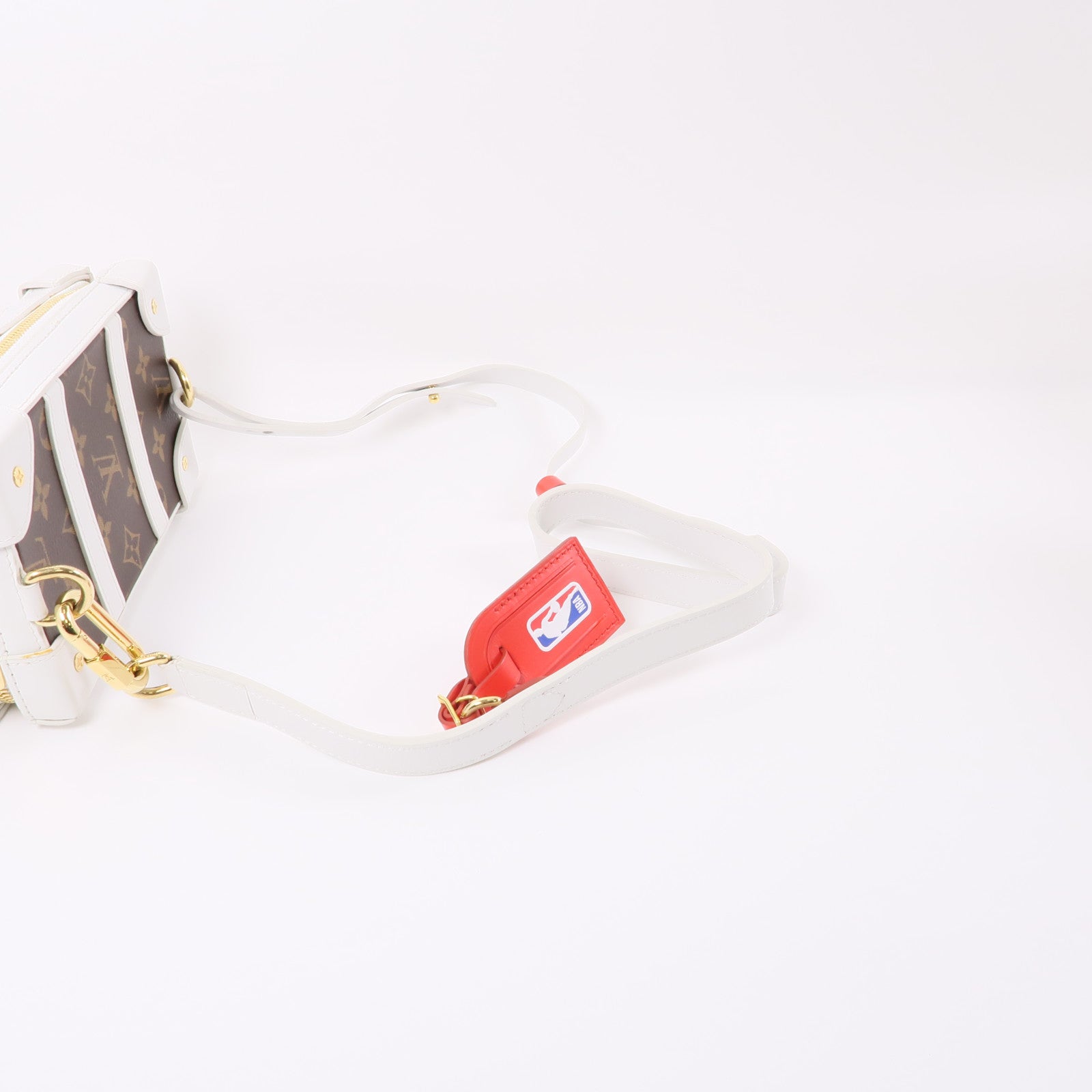 LOUIS VUITTON Monogram/皮革LV x NBA Soft Trunk金扣鏈帶肩背袋棕色/白色