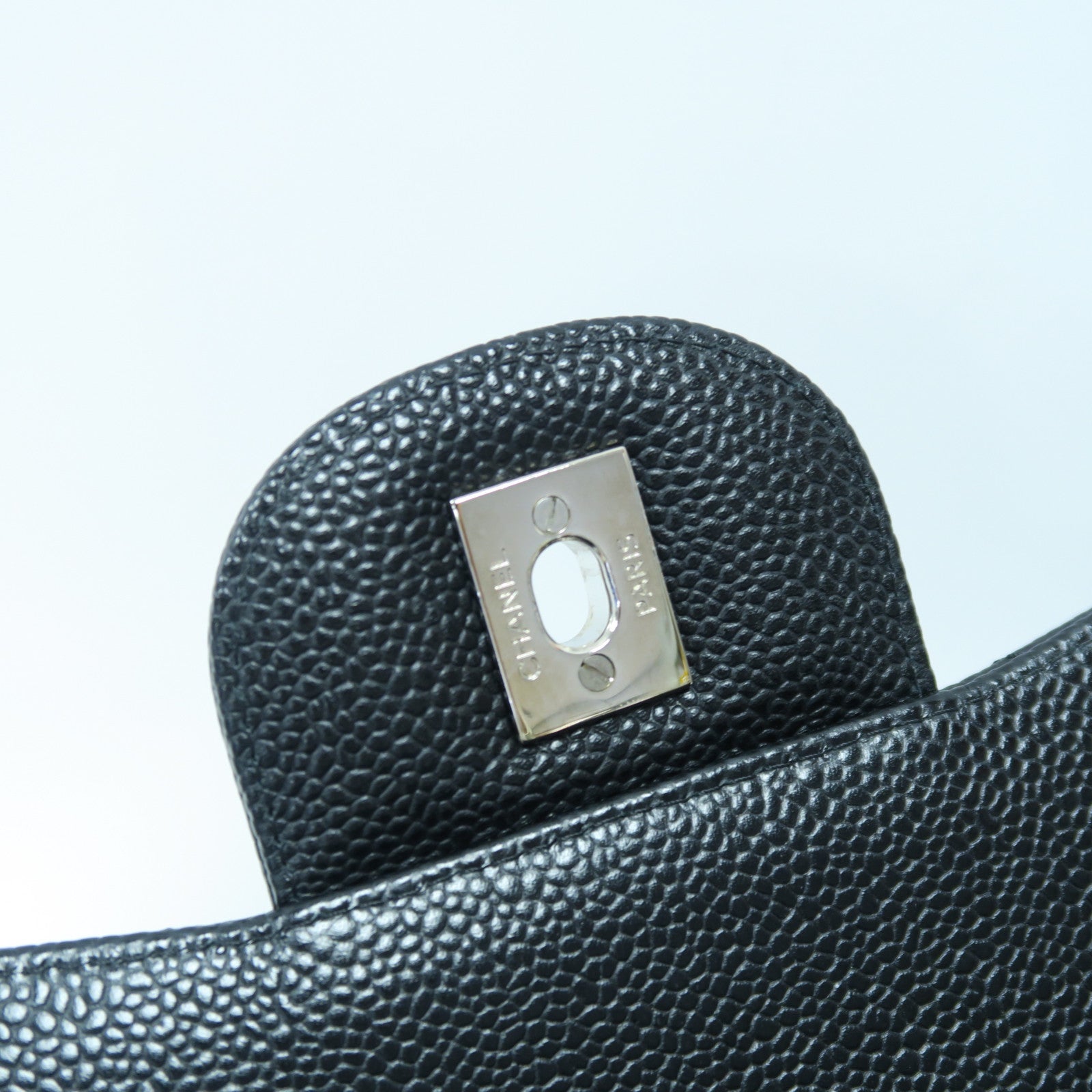 CHANEL 菱格Caviar皮革Classic Flap Jumbo銀扣鏈帶肩背袋黑色