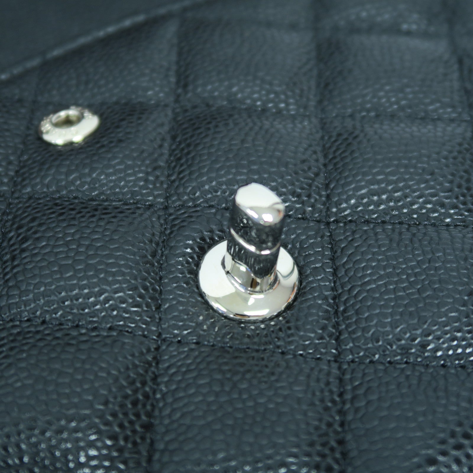 CHANEL 菱格Caviar皮革Classic Flap Jumbo銀扣鏈帶肩背袋黑色