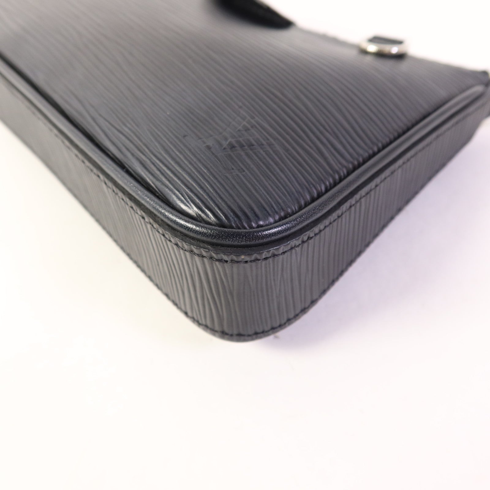 LOUIS VUITTON Epi Easy Pouch on Strap銀扣手挽肩背兩用袋