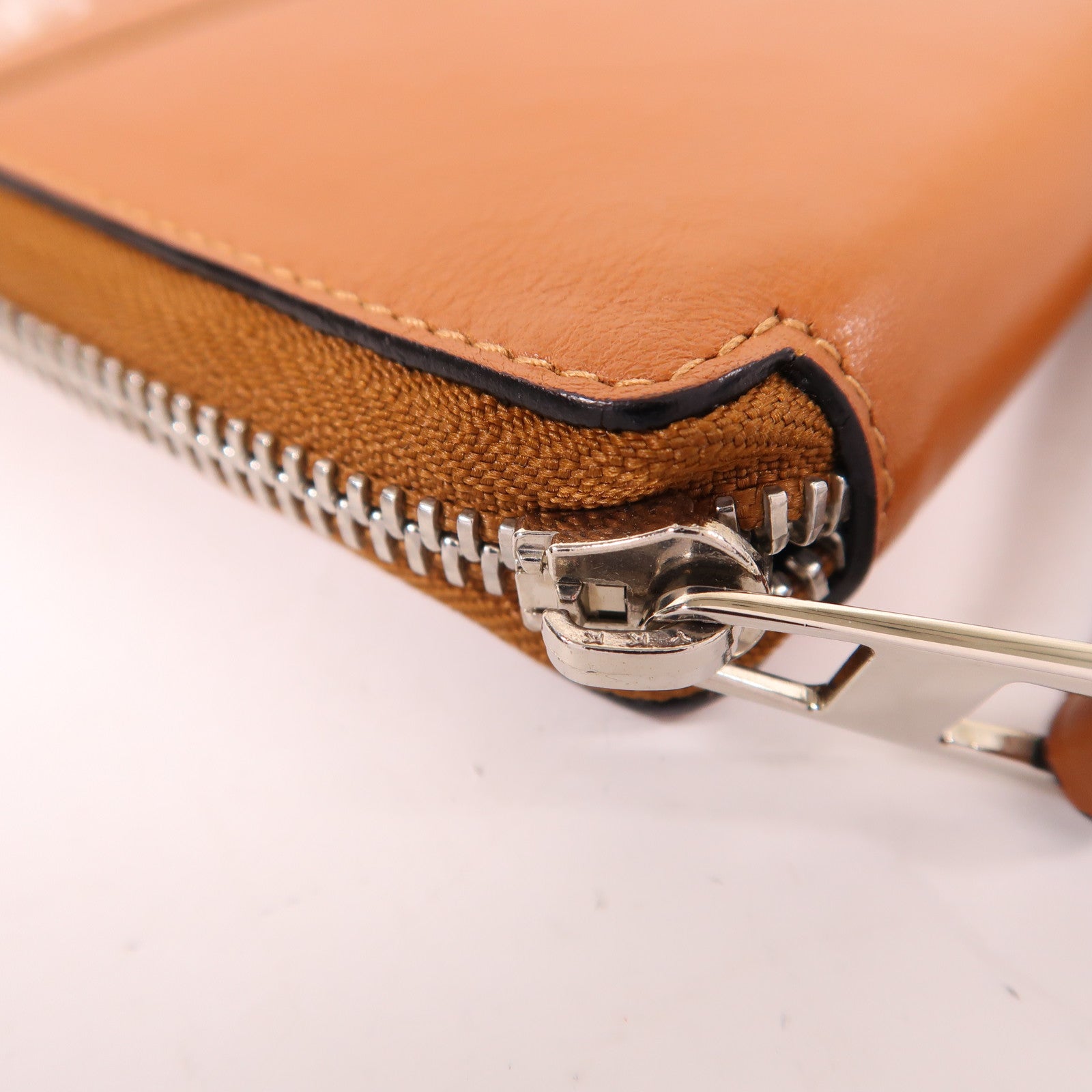 LOEWE 牛皮皮革Zipper Wallet銀扣錢包