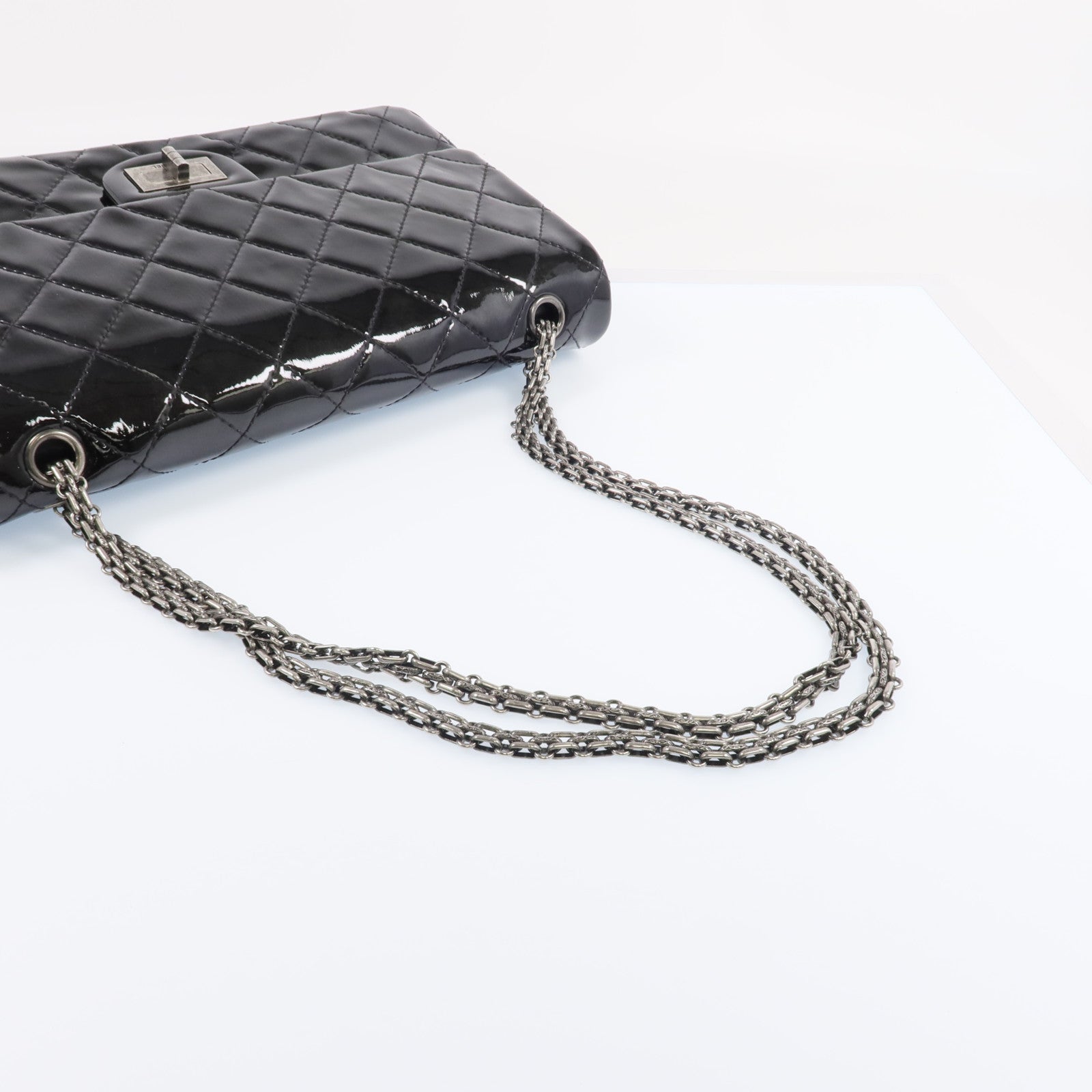 CHANEL 漆皮皮革2.55 Jumbo銀扣鏈帶肩背袋