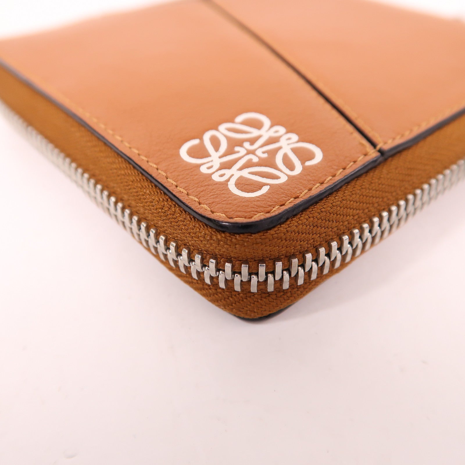 LOEWE 牛皮皮革Zipper Wallet銀扣錢包