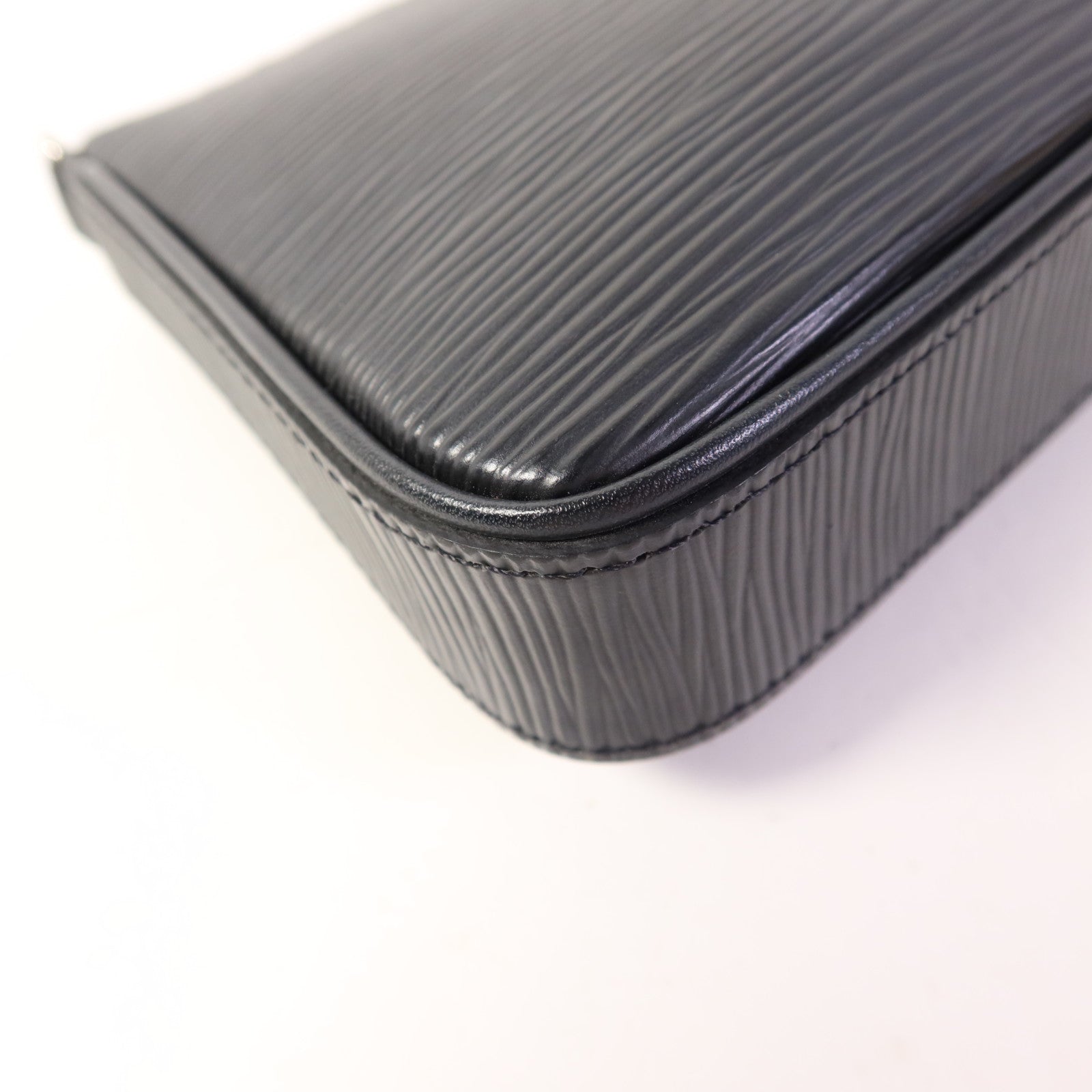 LOUIS VUITTON Epi Easy Pouch on Strap銀扣手挽肩背兩用袋