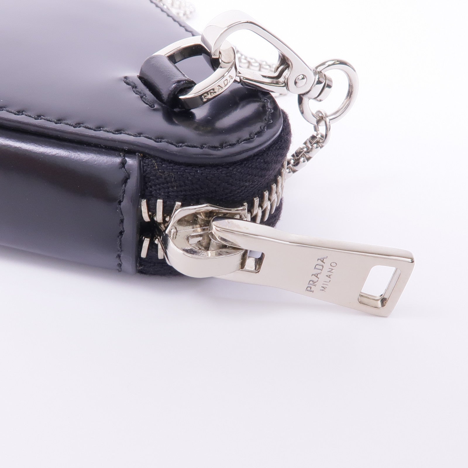 PRADA 【激減優惠】牛皮皮革Triangle Mini Pouch銀扣鏈帶肩背袋
