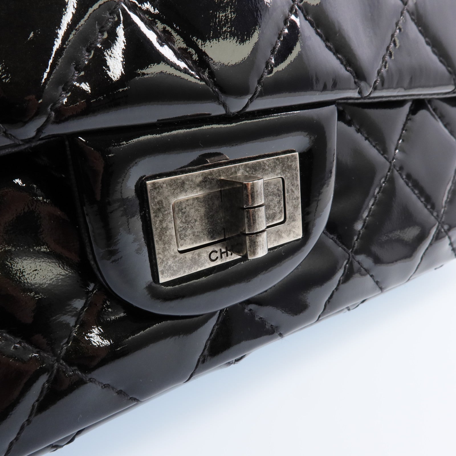 CHANEL 漆皮皮革2.55 Jumbo銀扣鏈帶肩背袋