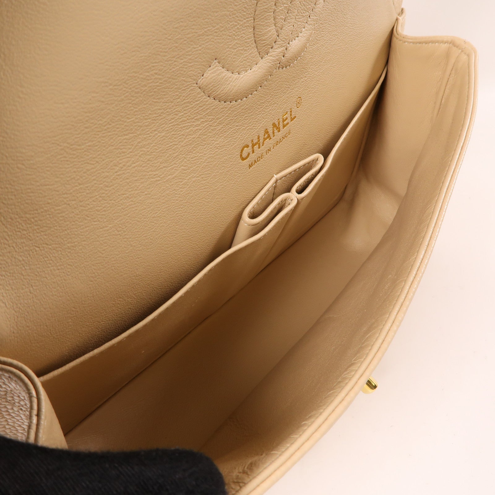 CHANEL 牛皮皮革Classic 25金扣肩背袋米色