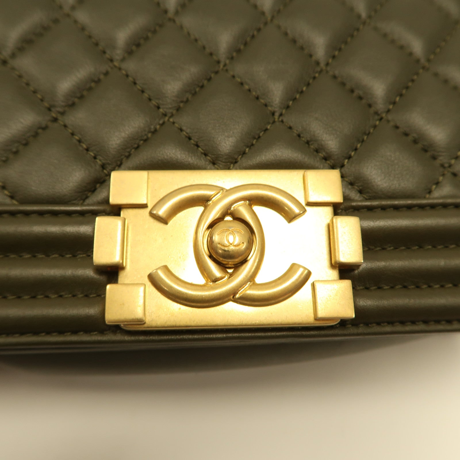 CHANEL 菱格羊皮皮革Boy 20金扣鏈帶肩背袋軍綠色