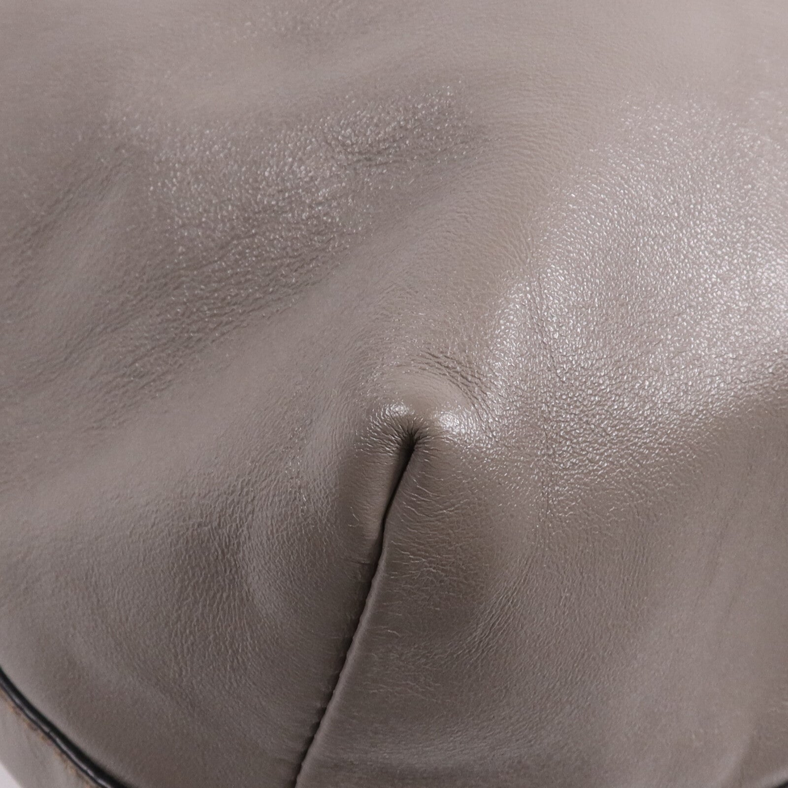 Miu Miu 牛皮皮革Tote Bag銀扣手挽袋