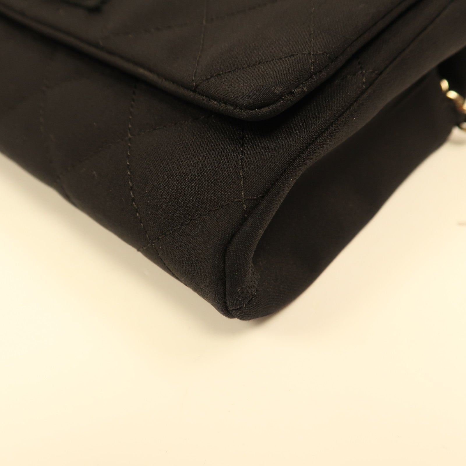 CHANEL 絲質Chain Shoulder金扣鏈帶肩背袋黑色