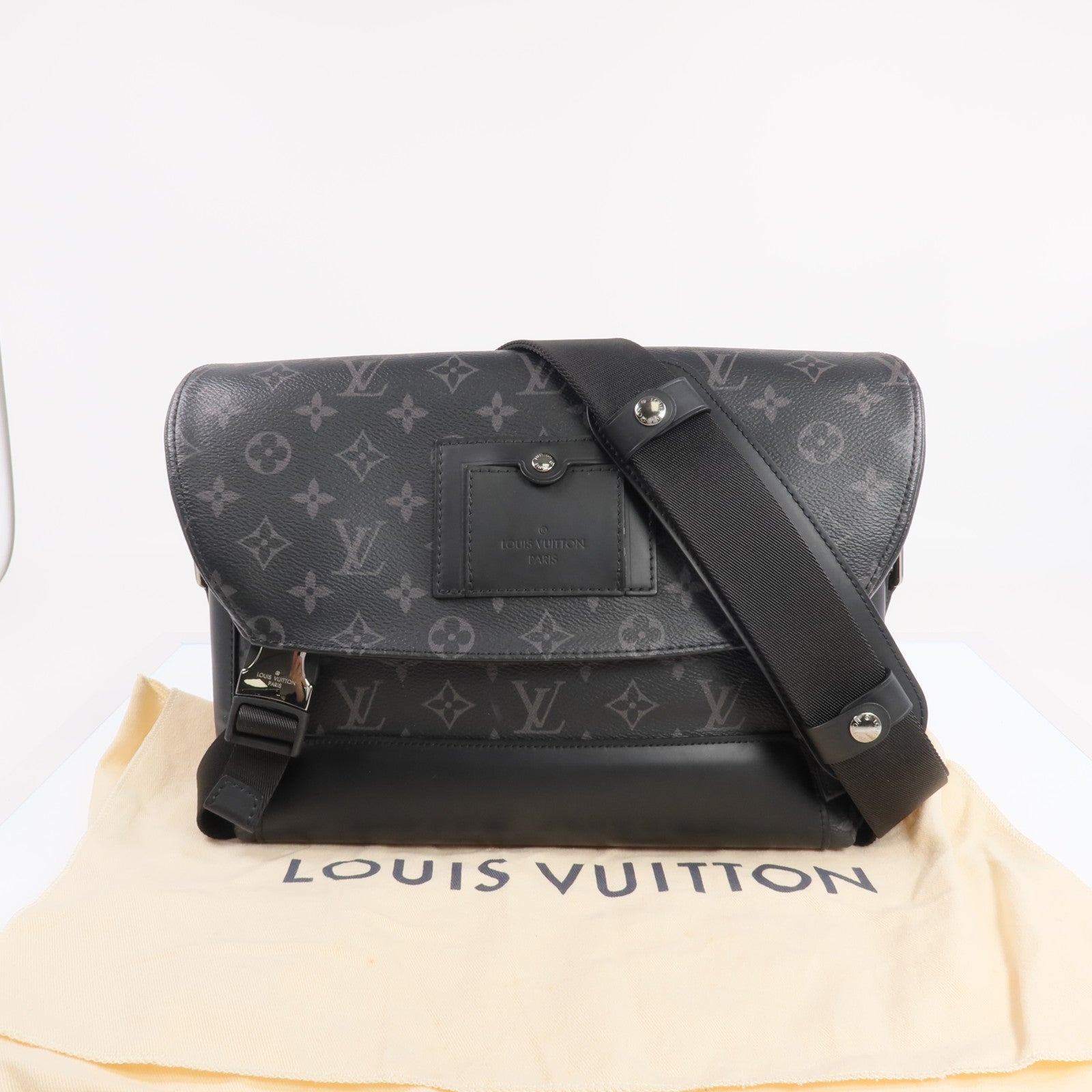 LOUIS VUITTON Monogram Eclipse Messenger PM Voyager銀扣肩背袋