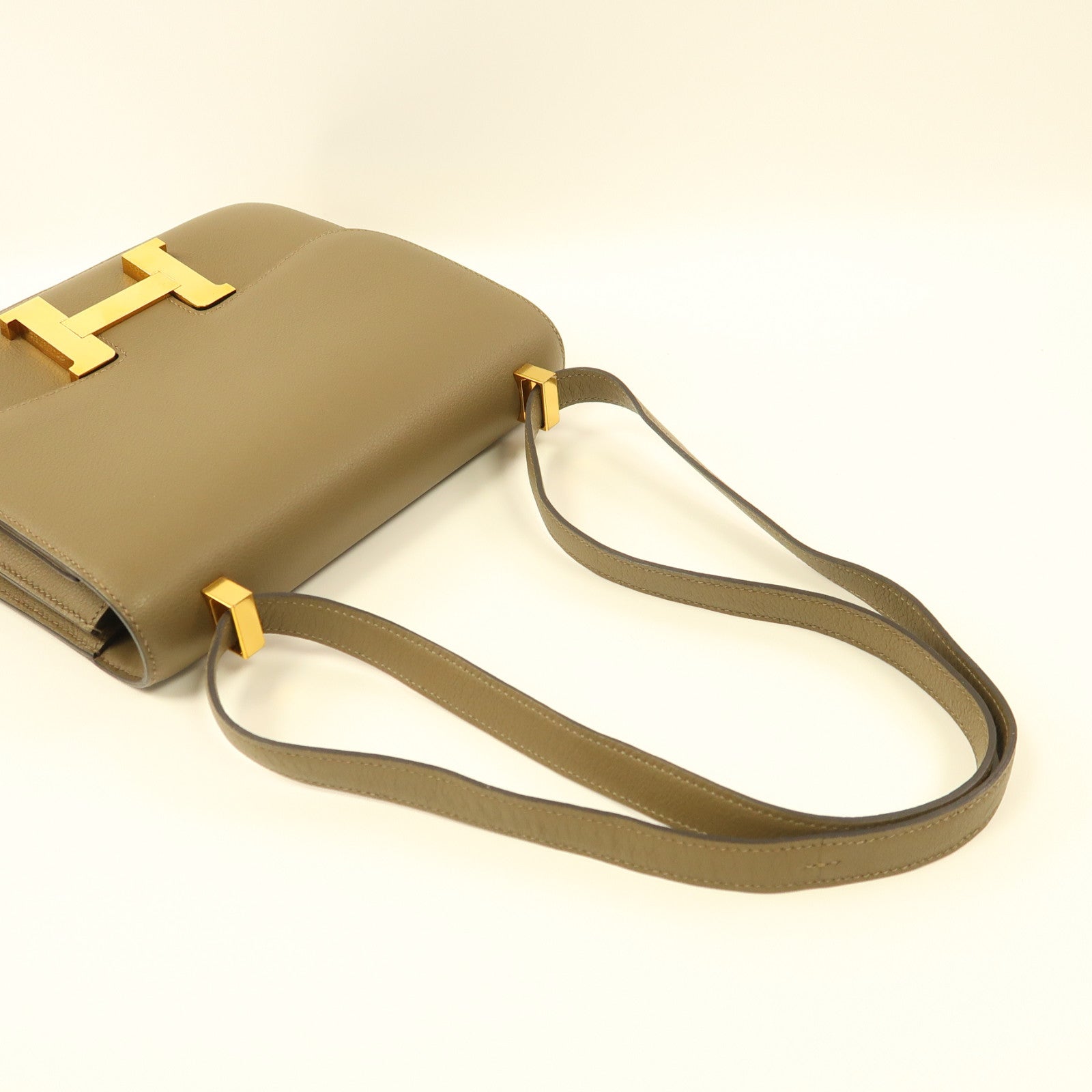 HERMES Evercolor皮革Constance 24金扣肩背袋Origan