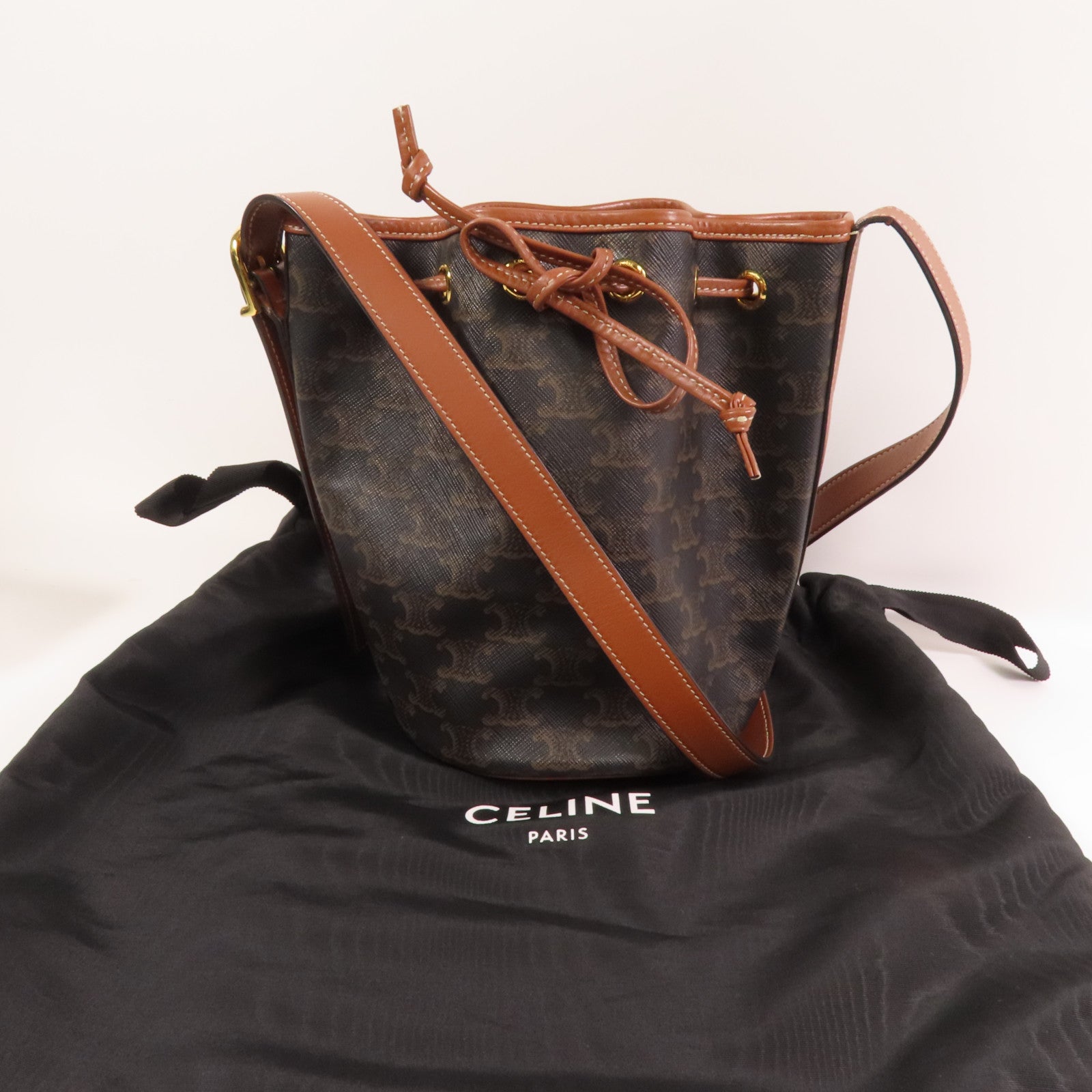 CELINE Triomphe帆布Bucket Bag金扣肩背袋