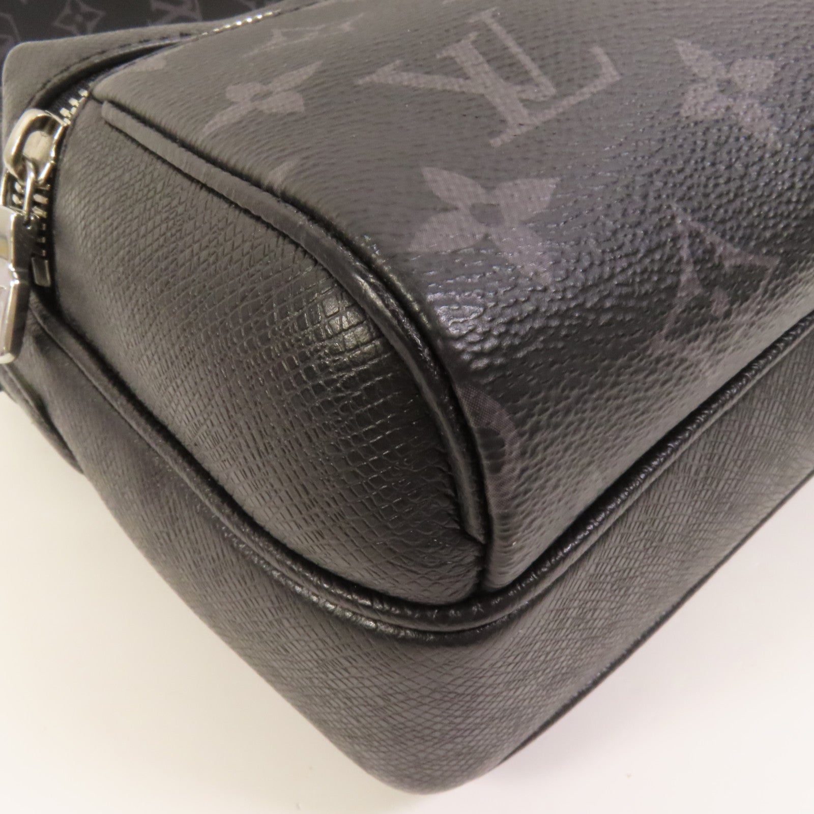 LOUIS VUITTON 【激減優惠】Monogram Eclipse/Taiga Outdoor Messenger銀扣肩背袋