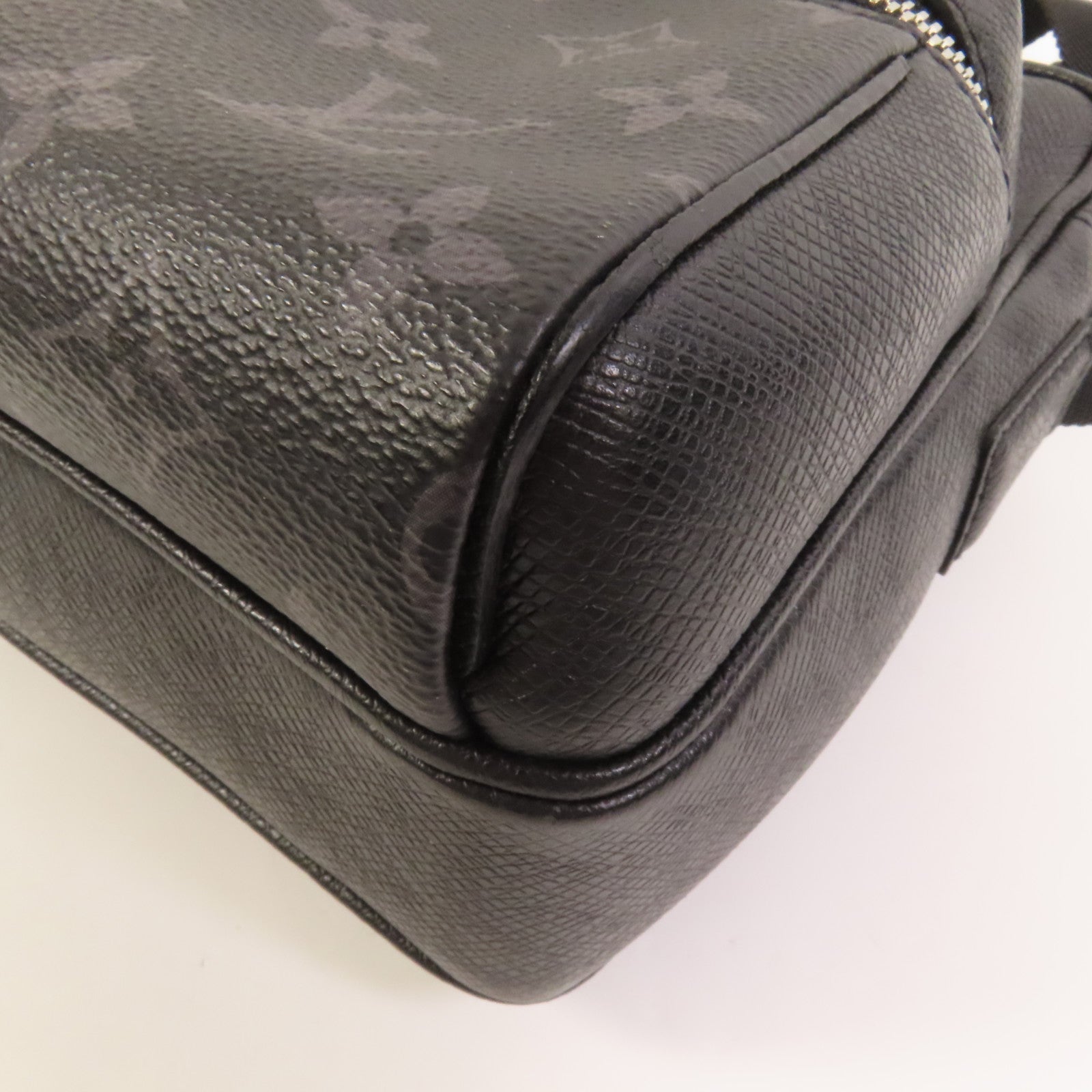 LOUIS VUITTON 【激減優惠】Monogram Eclipse/Taiga Outdoor Messenger銀扣肩背袋