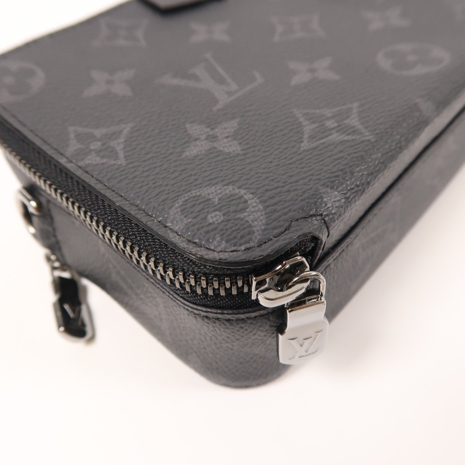 LOUIS VUITTON Monogram Eclipse Alpha Wearable銀扣肩背袋