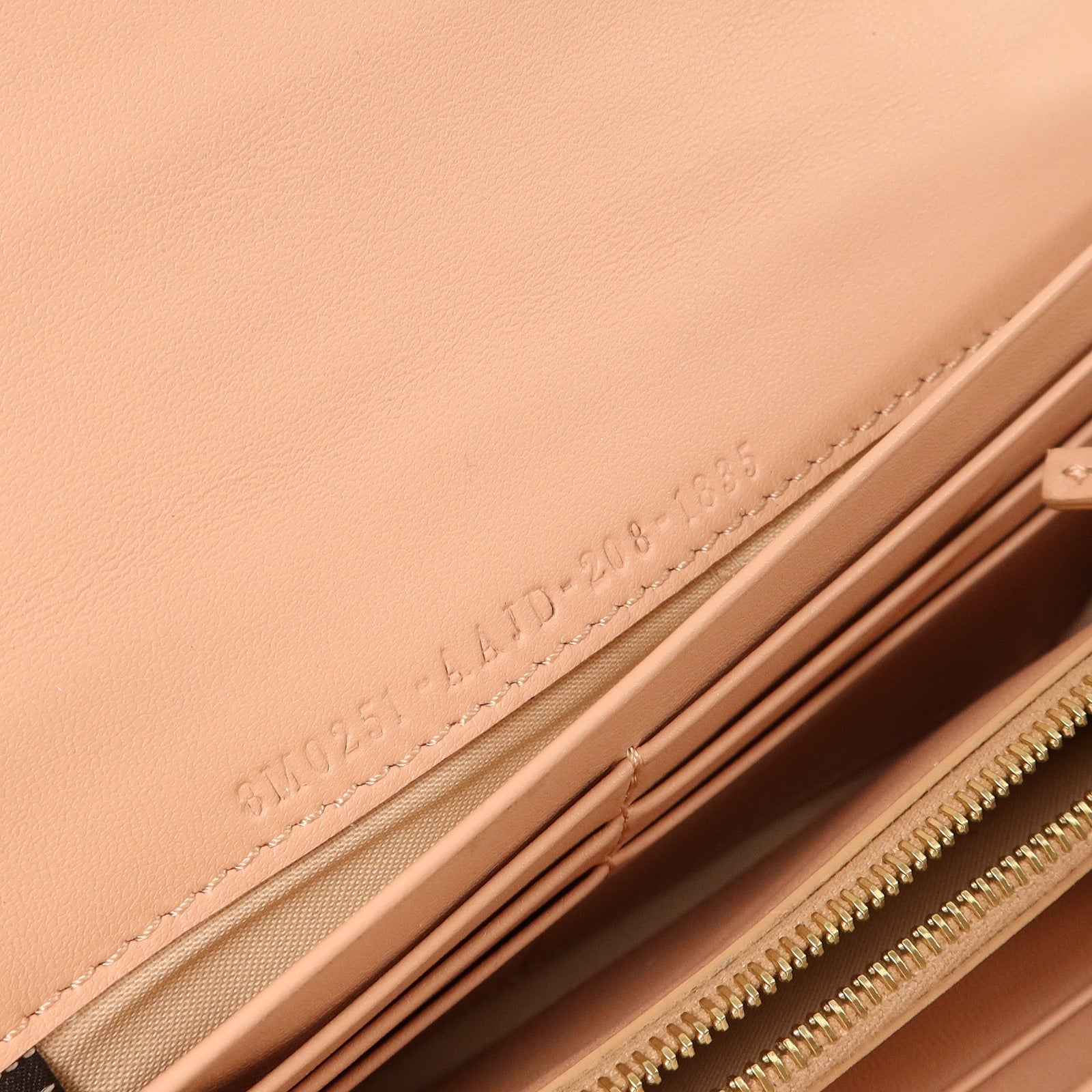 FENDI 羊皮皮革Baguette Continental Wallet金扣長錢包