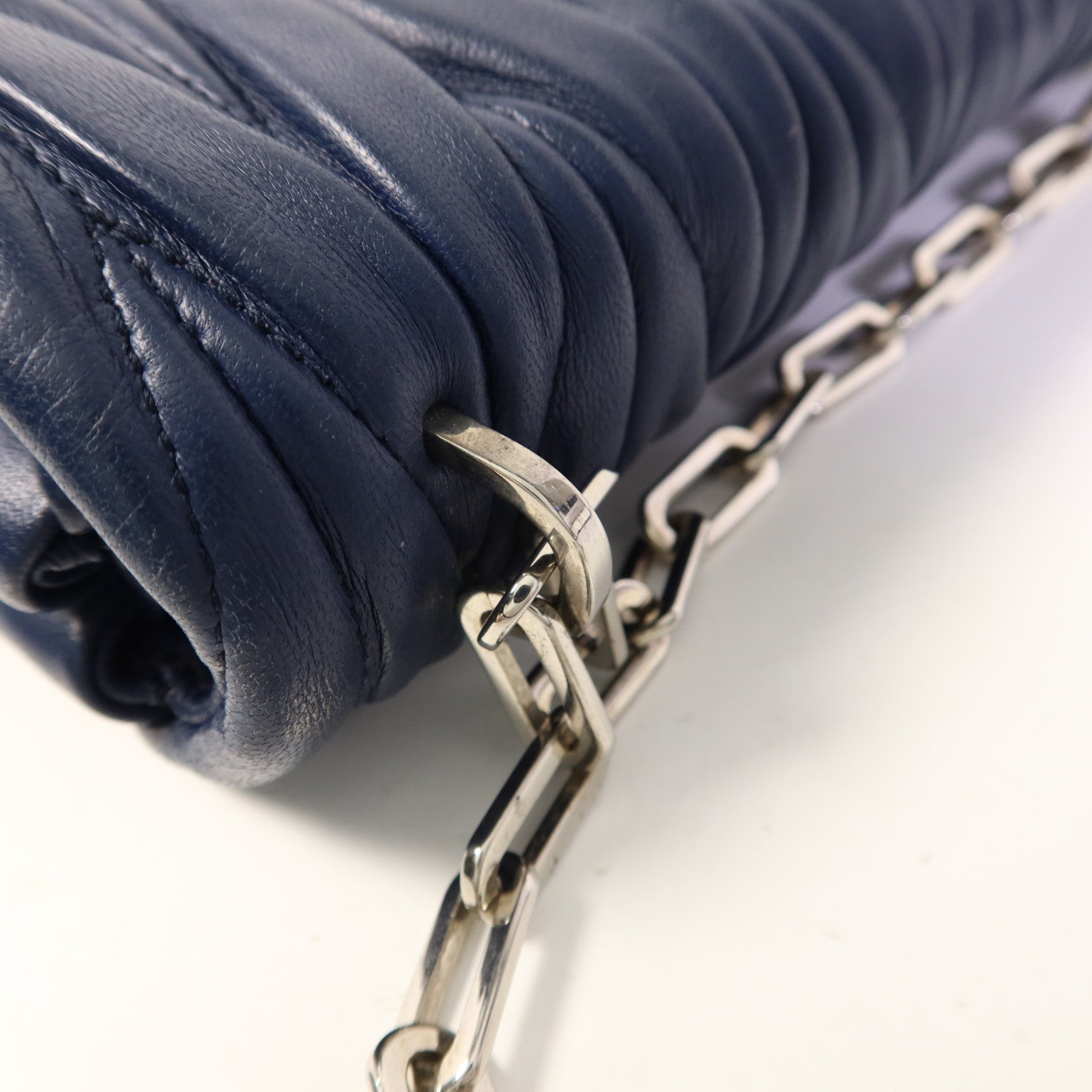 Miu Miu 羊皮皮革Chain Mini Bag銀扣肩背袋