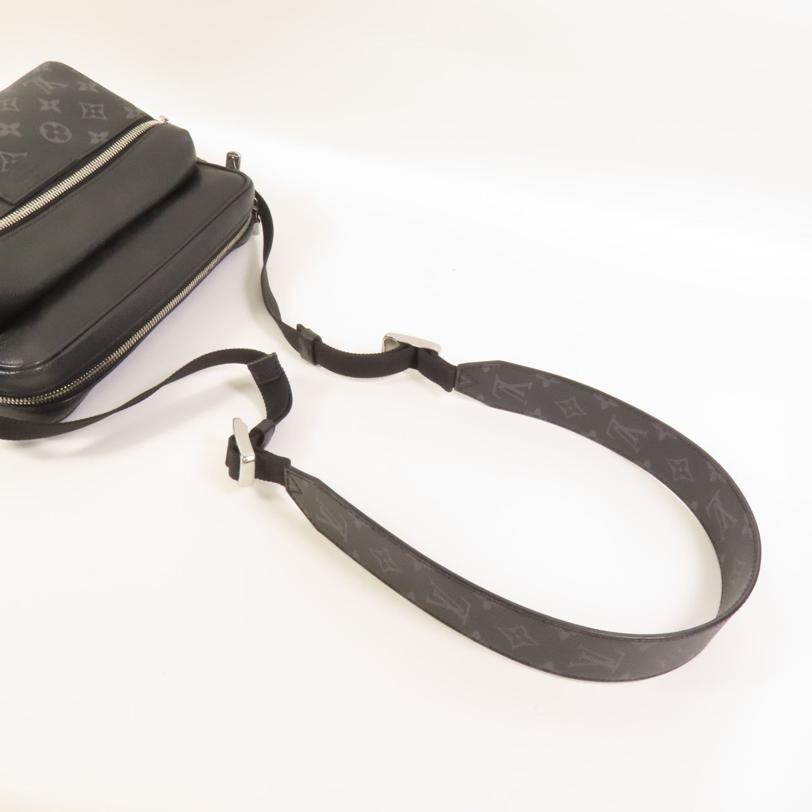 LOUIS VUITTON 【激減優惠】Monogram Eclipse/Taiga Outdoor Messenger銀扣肩背袋