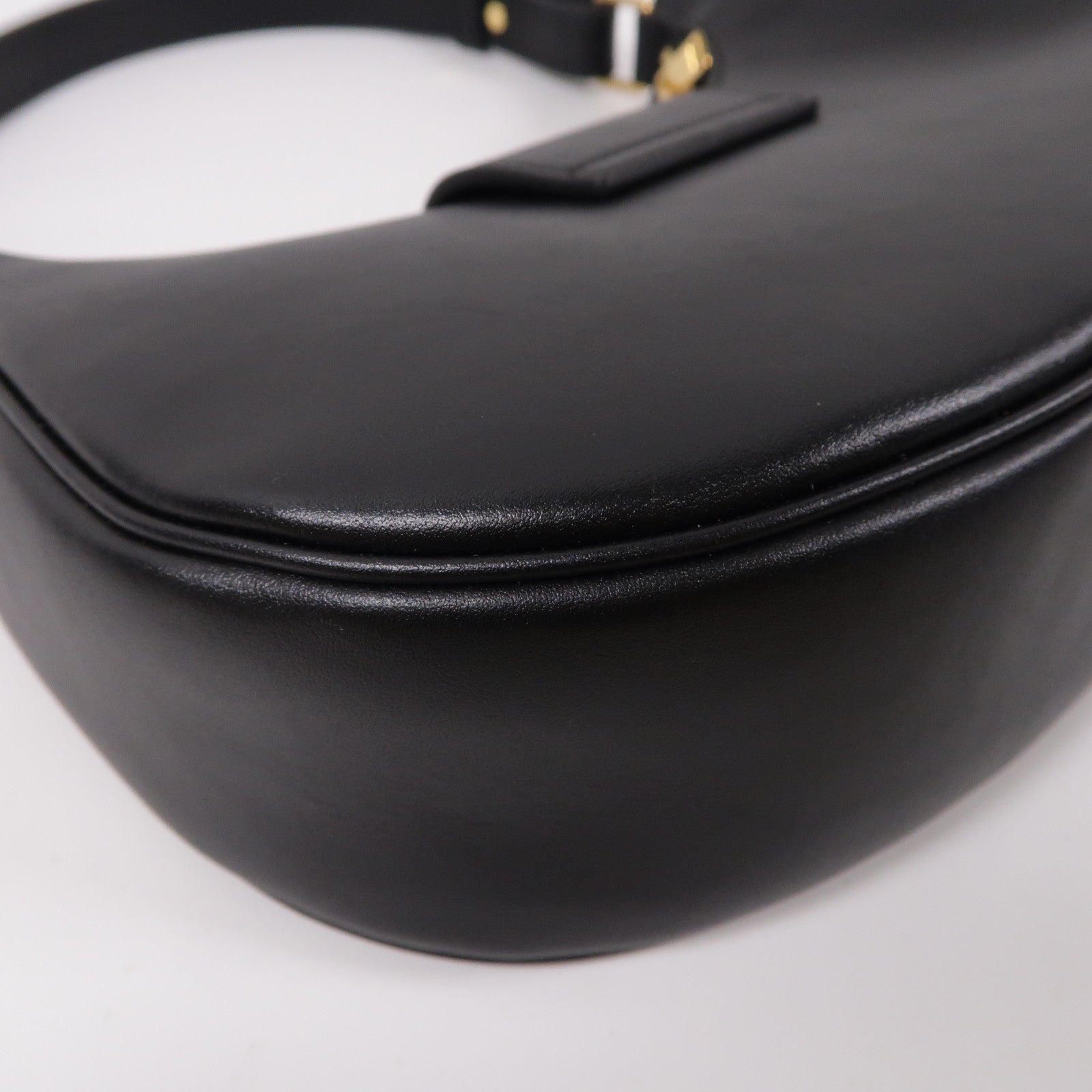 CELINE 牛皮皮革Medium Ava Triomphe金扣肩背袋黑色