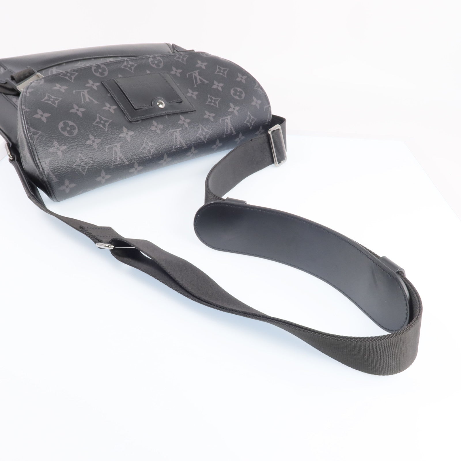 LOUIS VUITTON Monogram Eclipse Messenger PM Voyager銀扣肩背袋