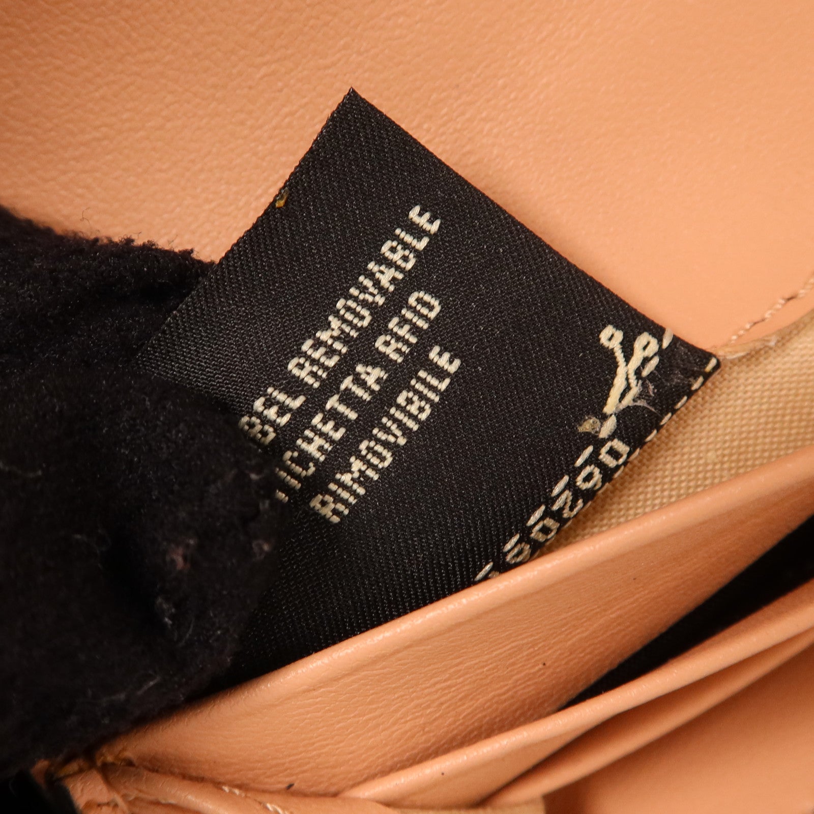 FENDI 羊皮皮革Baguette Continental Wallet金扣長錢包