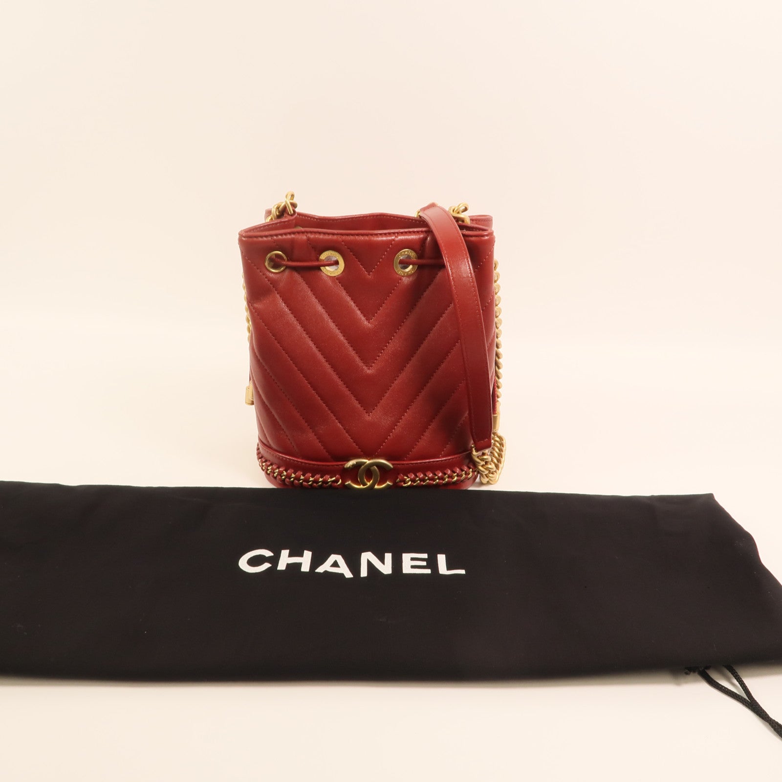 CHANEL 牛皮皮革Cherron Bucket Bag金扣鏈帶肩背袋