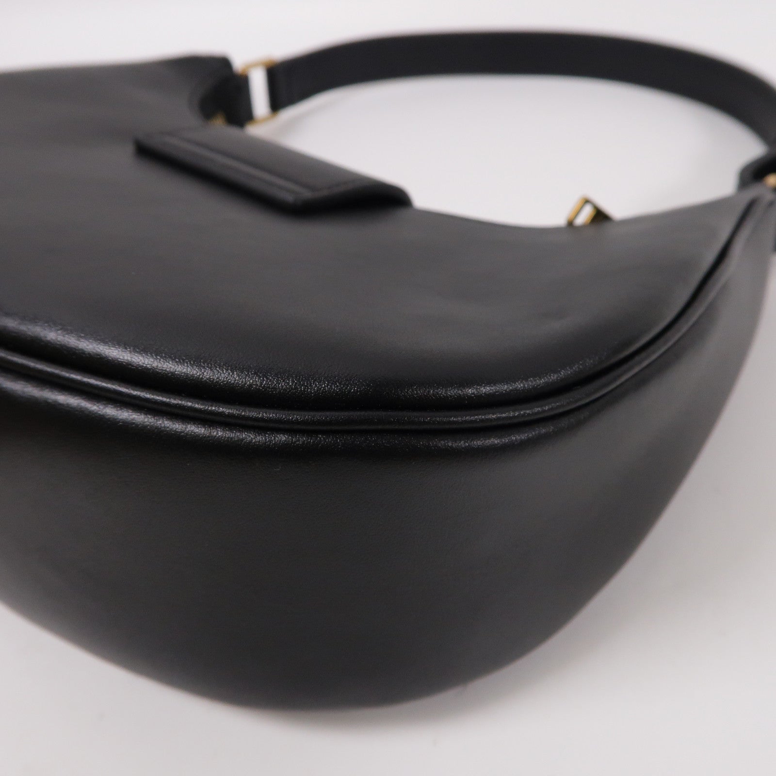 CELINE 牛皮皮革Medium Ava Triomphe金扣肩背袋黑色