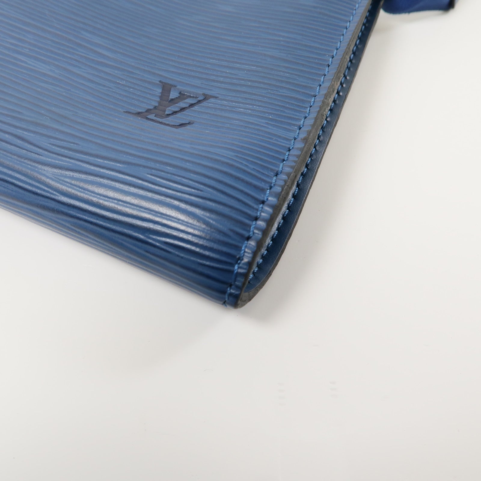 LOUIS VUITTON Epi Pochette Accessoires Pouch金扣手挽袋藍色