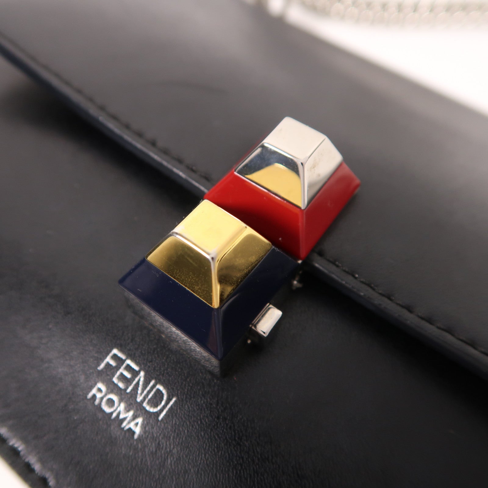 FENDI 牛皮皮革Chain Shoulder銀扣鏈帶肩背袋