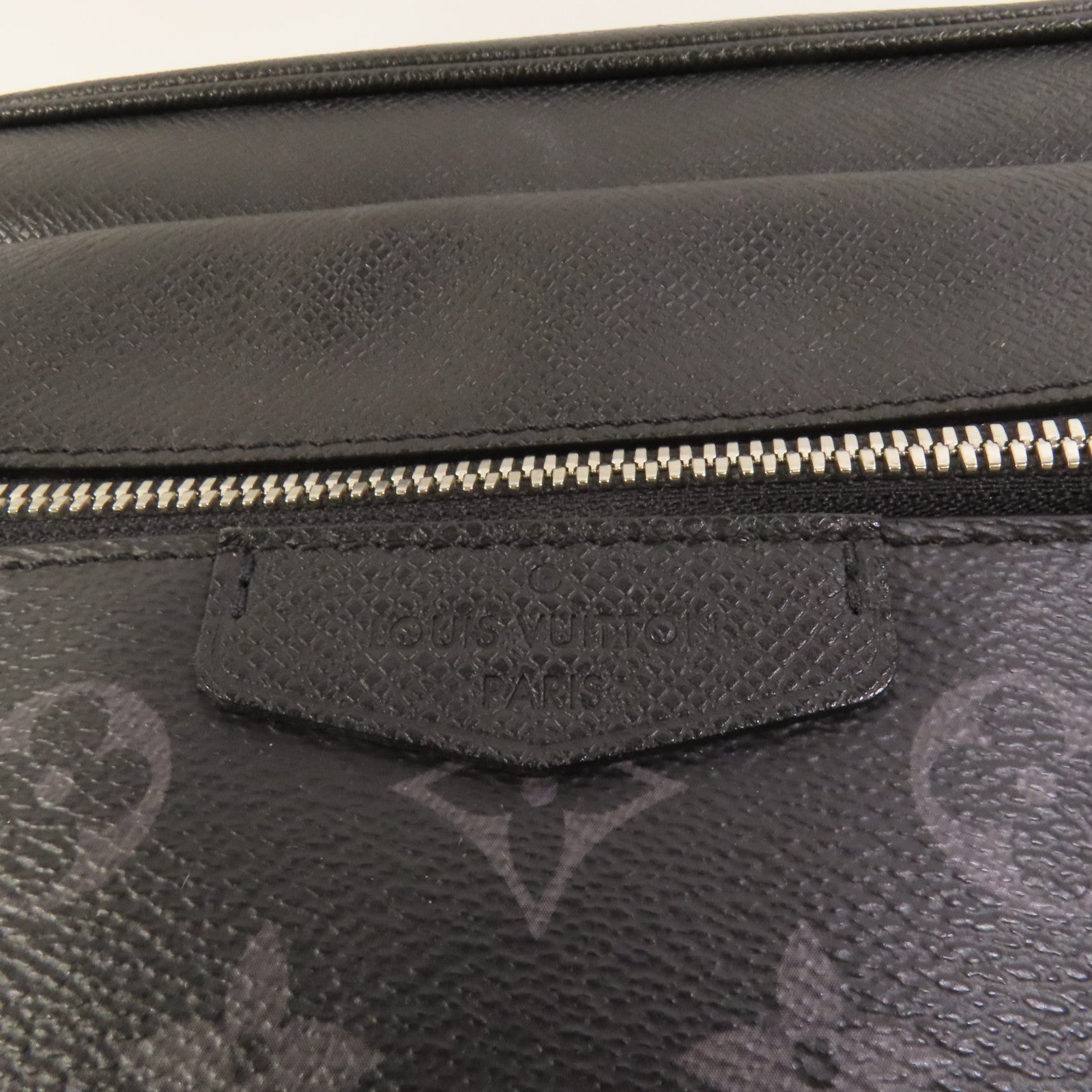 LOUIS VUITTON 【激減優惠】Monogram Eclipse/Taiga Outdoor Messenger銀扣肩背袋