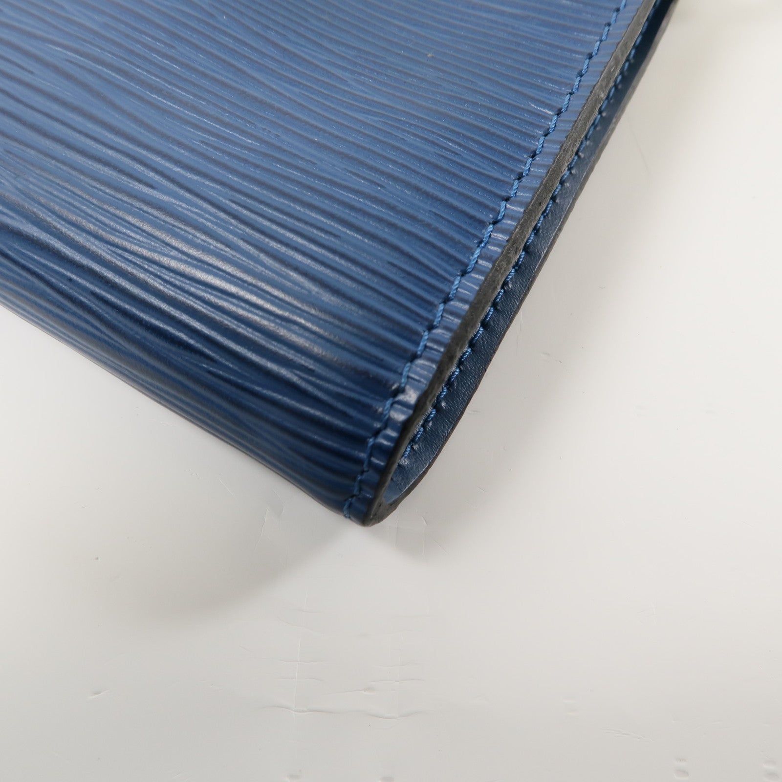 LOUIS VUITTON Epi Pochette Accessoires Pouch金扣手挽袋藍色