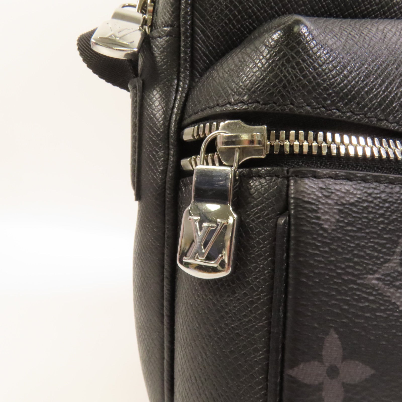 LOUIS VUITTON 【激減優惠】Monogram Eclipse/Taiga Outdoor Messenger銀扣肩背袋