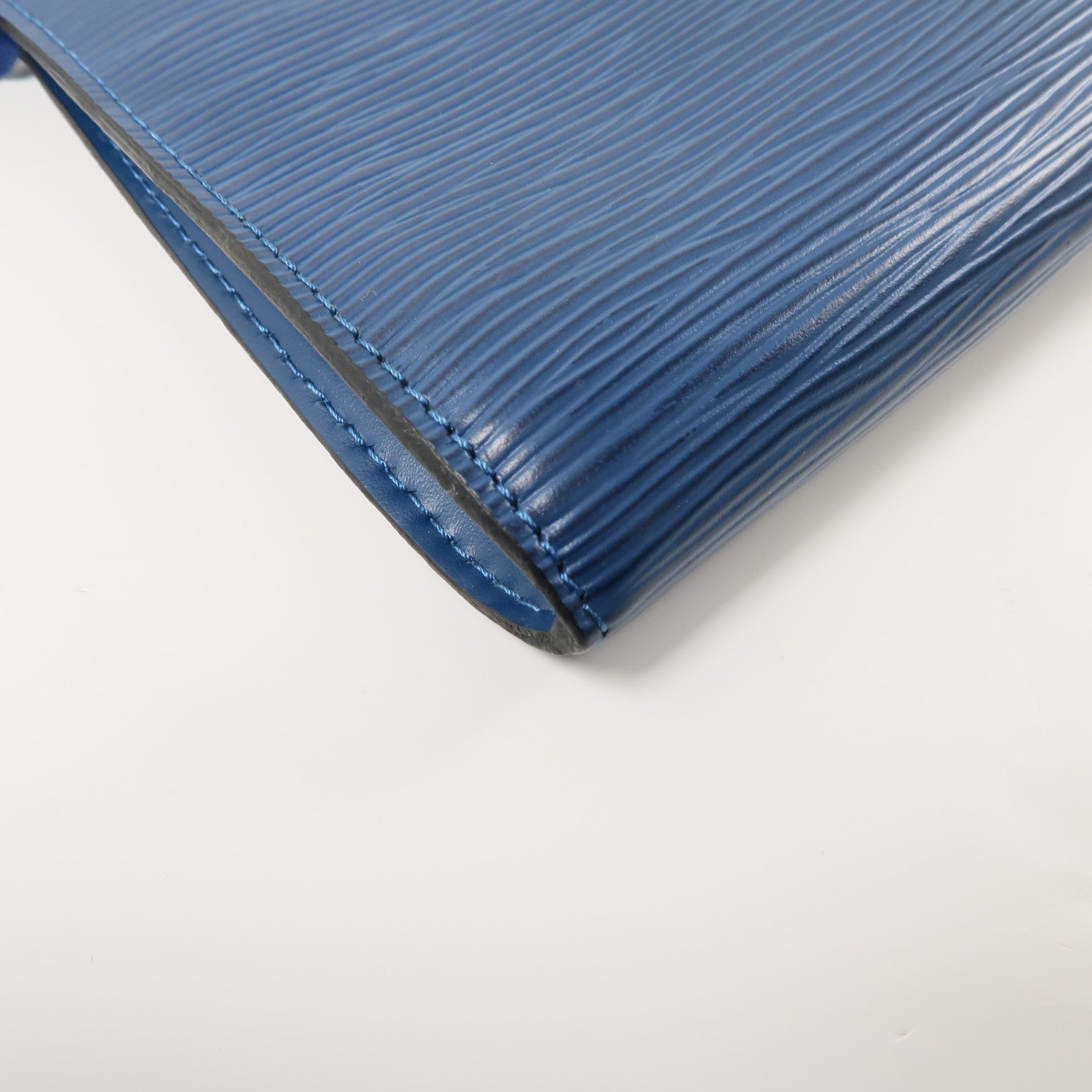 LOUIS VUITTON Epi Pochette Accessoires Pouch金扣手挽袋藍色