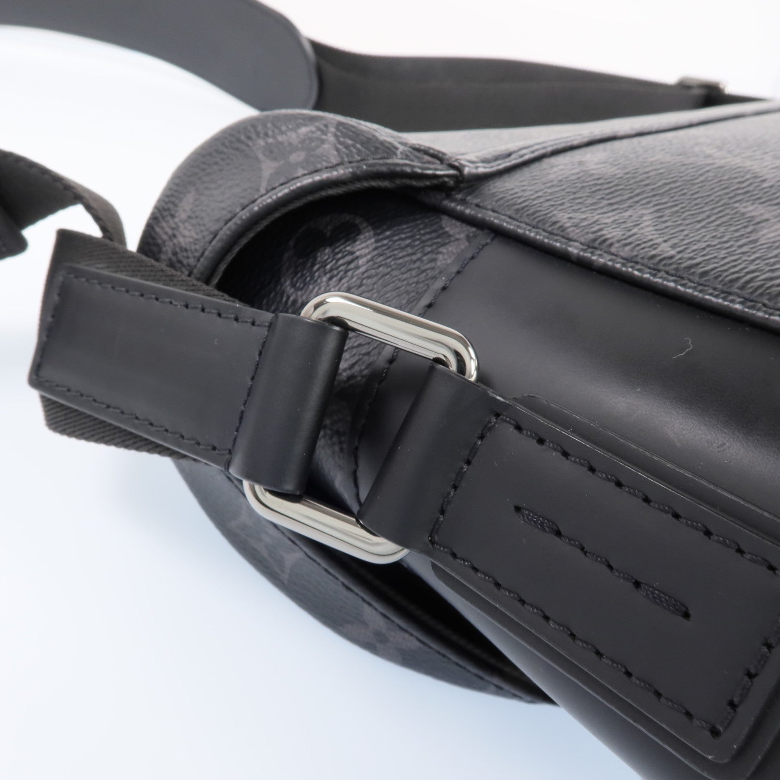 LOUIS VUITTON Monogram Eclipse Messenger PM Voyager銀扣肩背袋