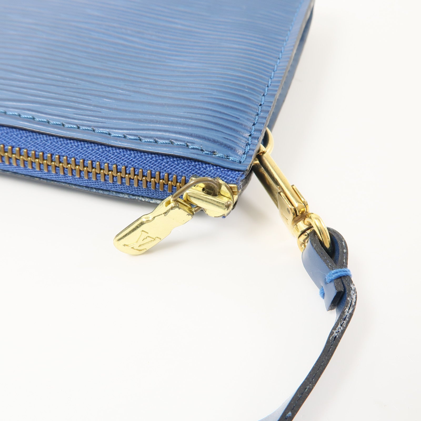 LOUIS VUITTON Epi Pochette Accessoires Pouch金扣手挽袋藍色