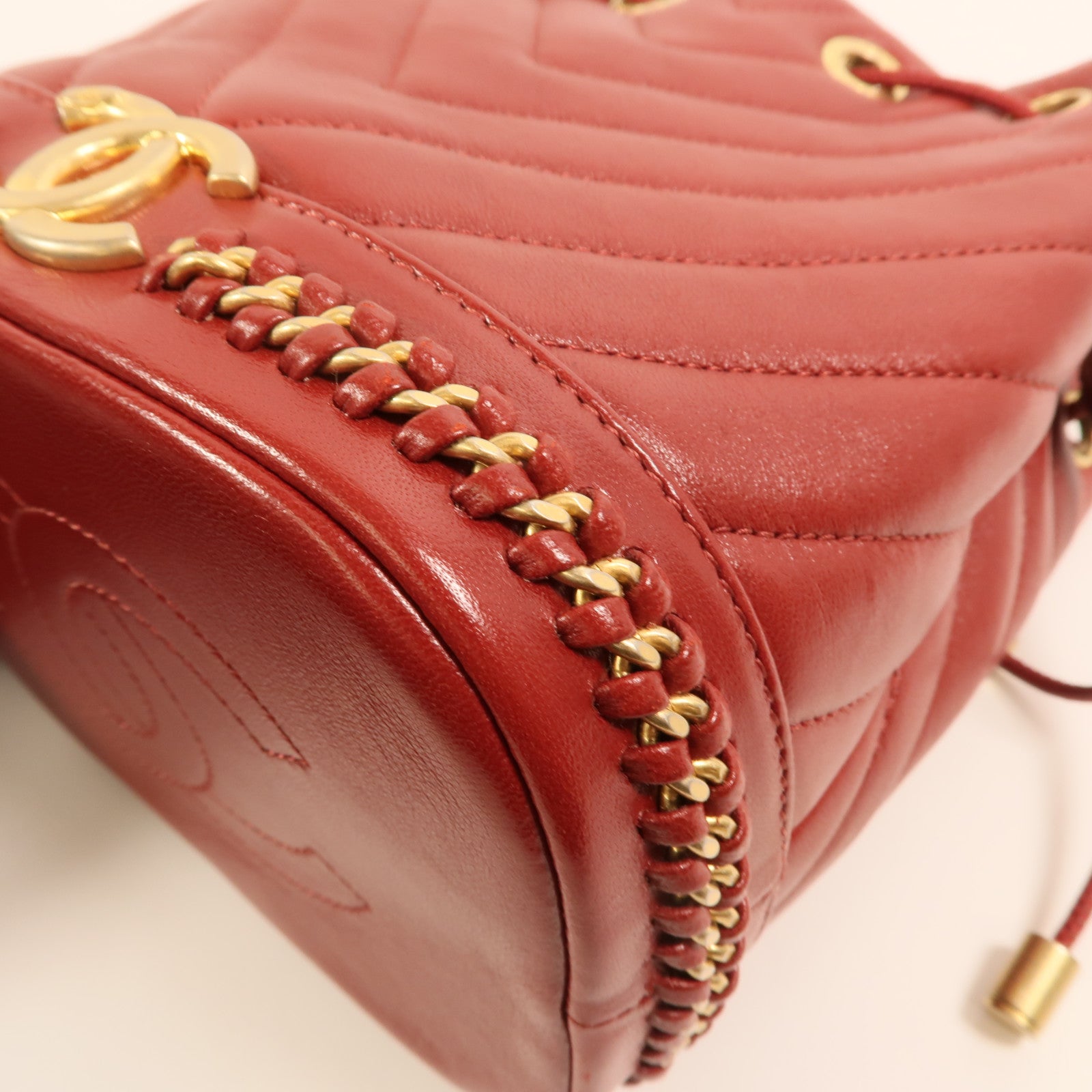 CHANEL 牛皮皮革Cherron Bucket Bag金扣鏈帶肩背袋
