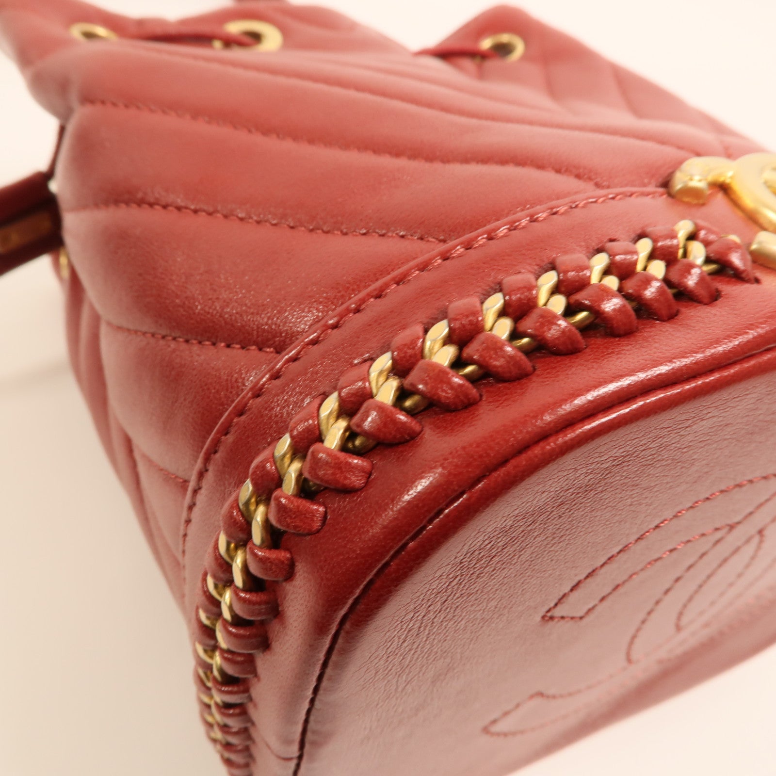 CHANEL 牛皮皮革Cherron Bucket Bag金扣鏈帶肩背袋