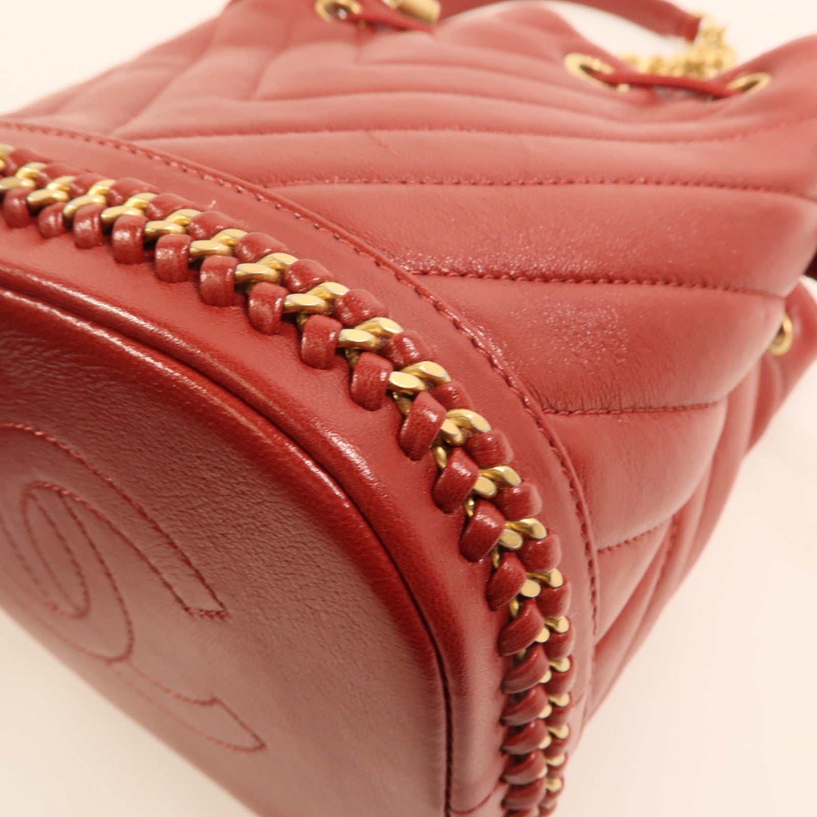 CHANEL 牛皮皮革Cherron Bucket Bag金扣鏈帶肩背袋
