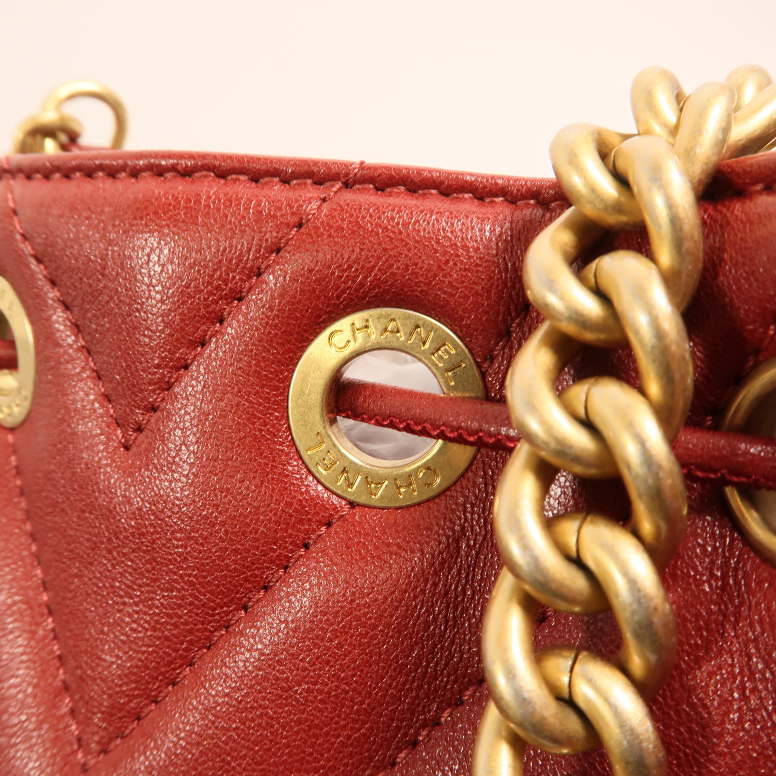 CHANEL 牛皮皮革Cherron Bucket Bag金扣鏈帶肩背袋