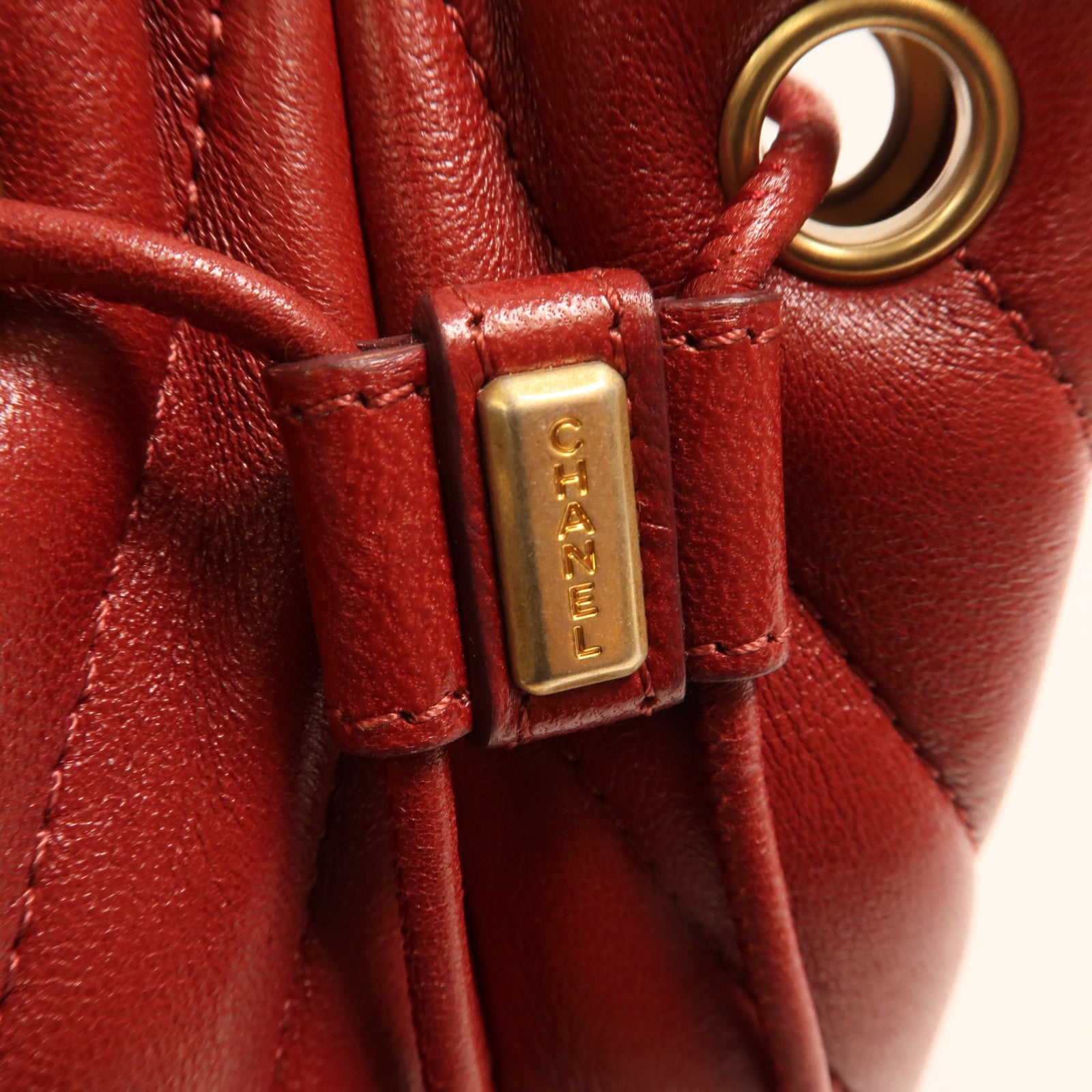 CHANEL 牛皮皮革Cherron Bucket Bag金扣鏈帶肩背袋